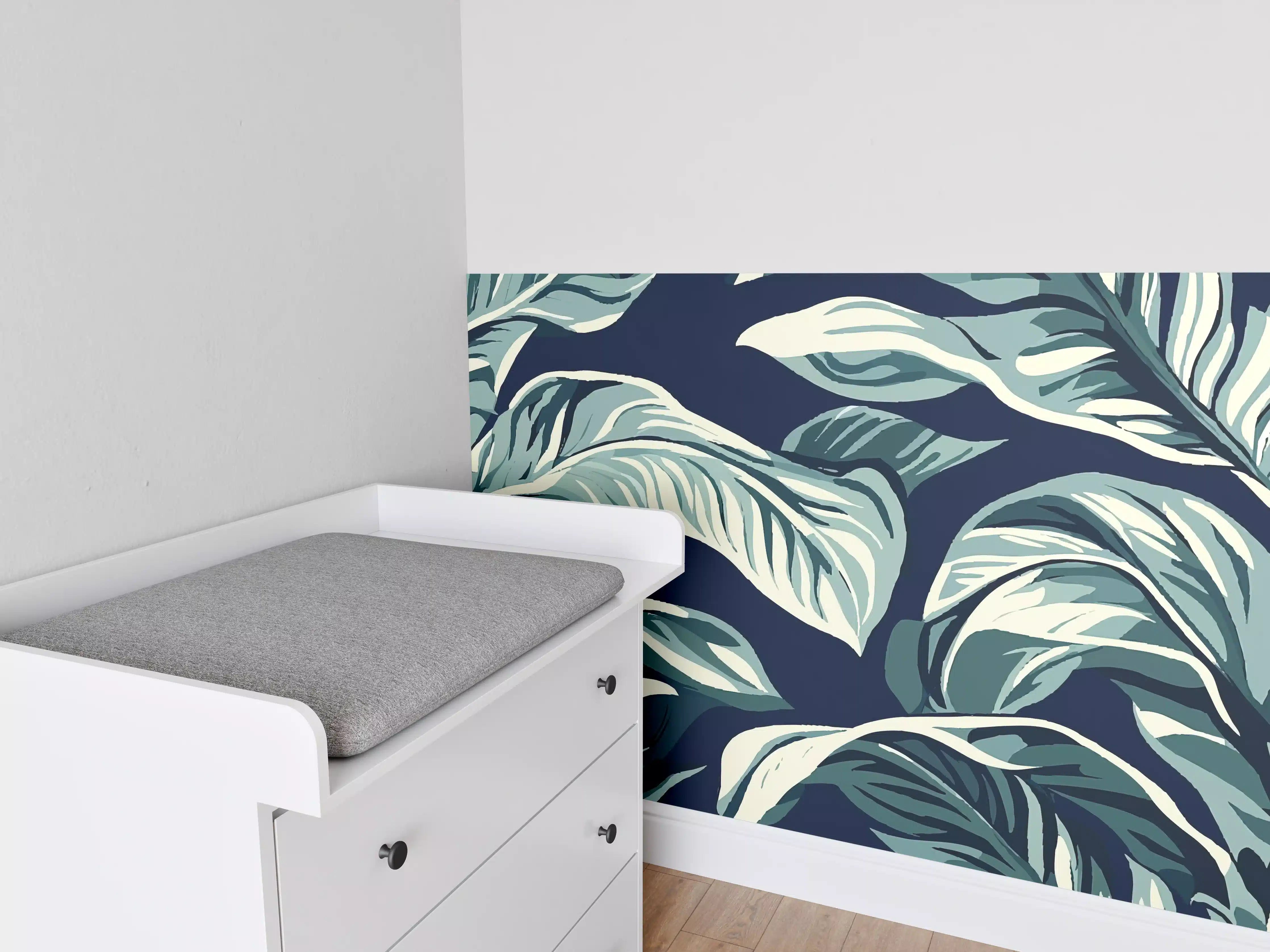 Babyzimmer Wandgestaltung - Graue Blätter im Weißlicht