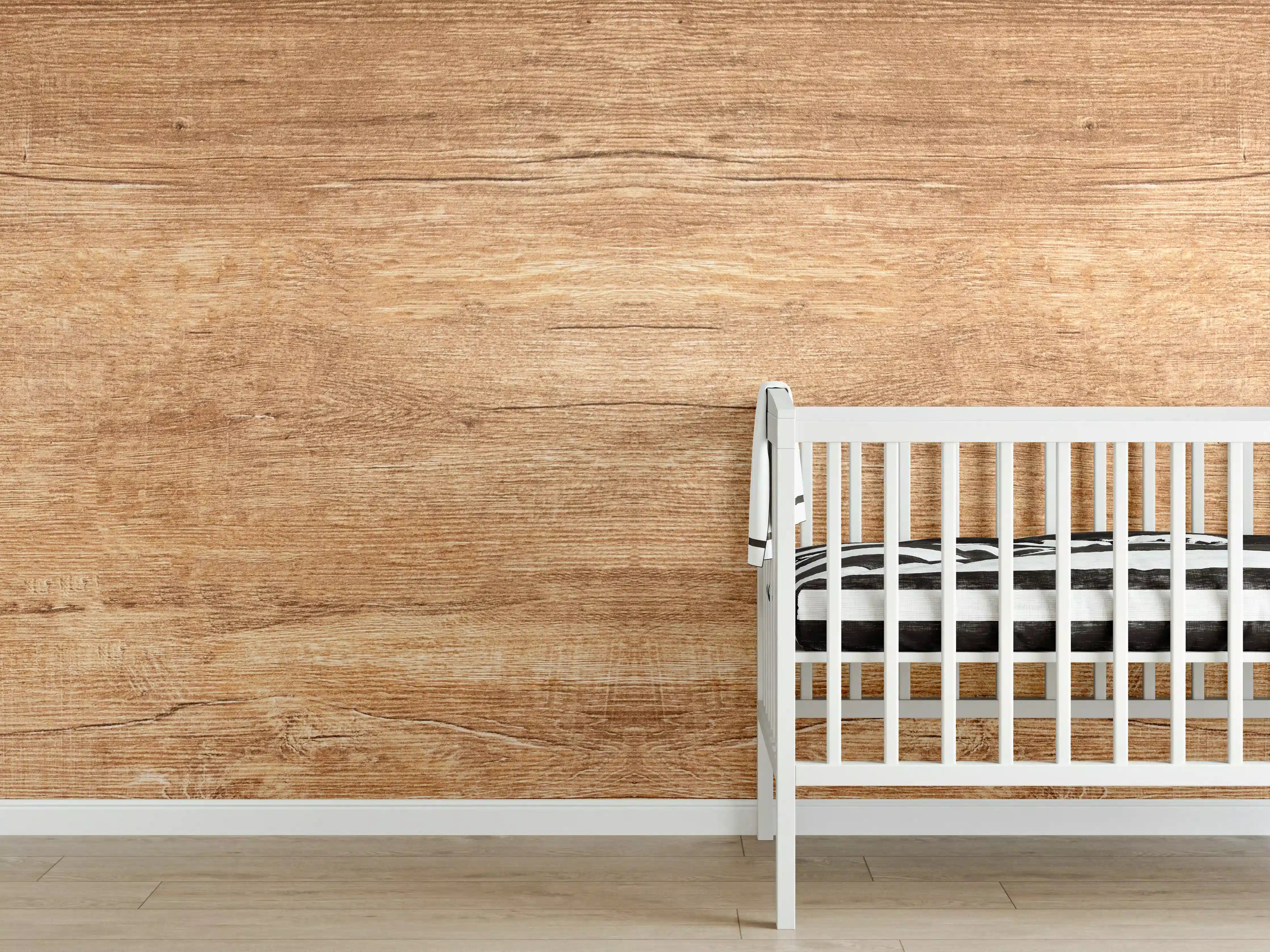 Babyzimmer Wandgestaltung - Graue Holzmaserung im weißen Licht