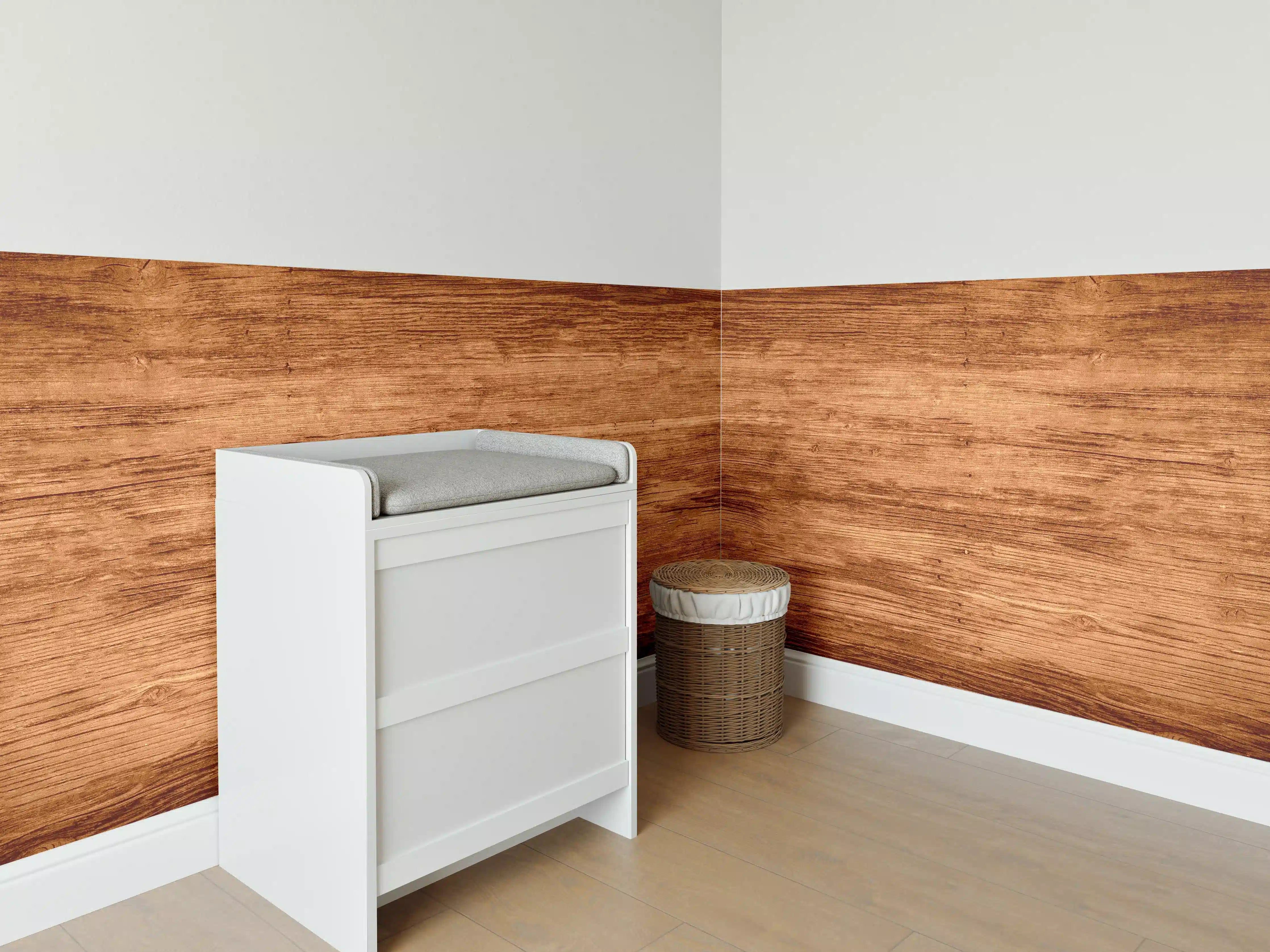 Babyzimmer Wandgestaltung - Graue Holzoptik mit warmen Akzenten