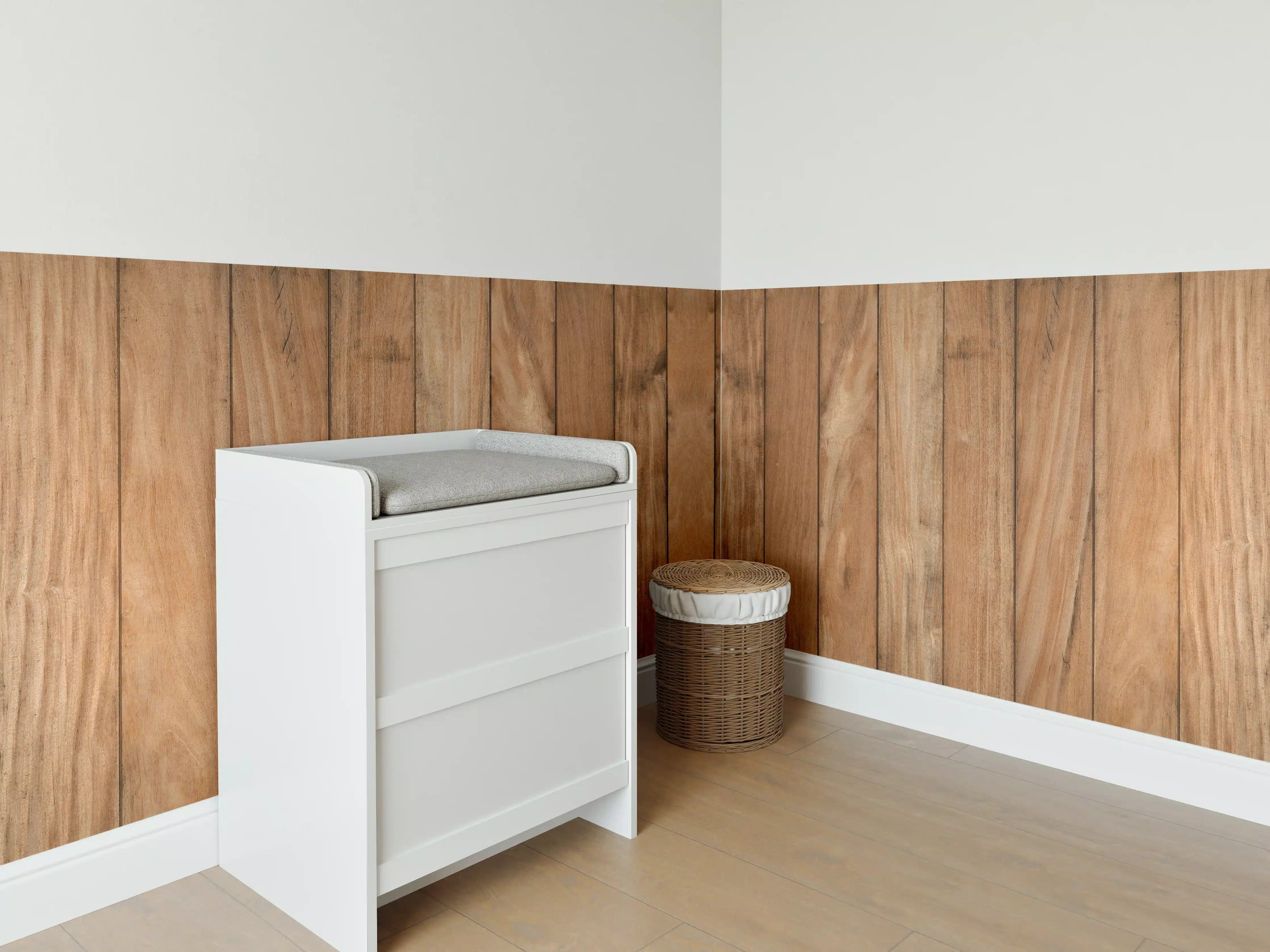 Babyzimmer Wandgestaltung - Graue Maserung in Holzvertäfelung