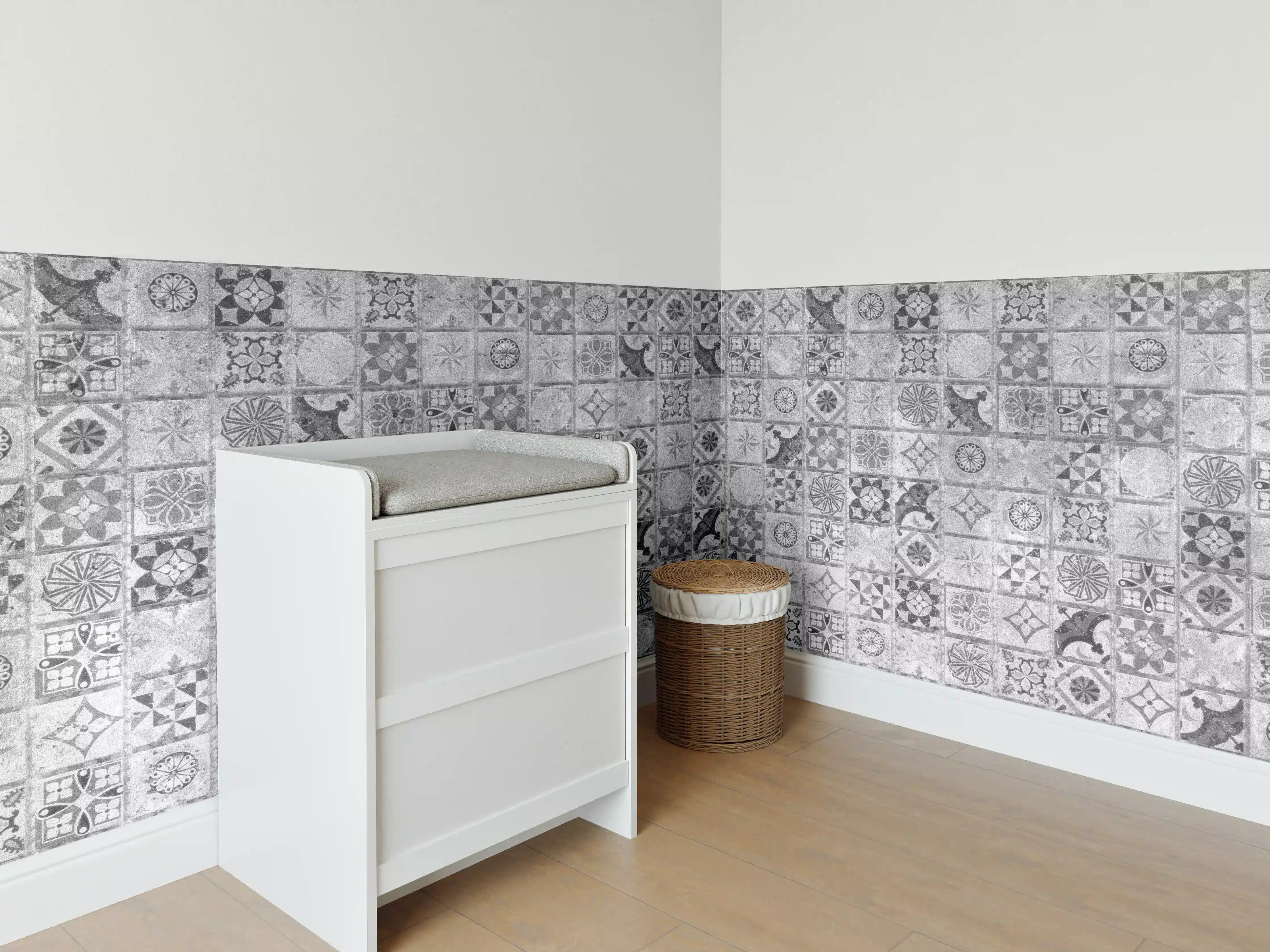 Babyzimmer Wandgestaltung - Graue Mosaik-Fliesen mit geometrischen Mustern