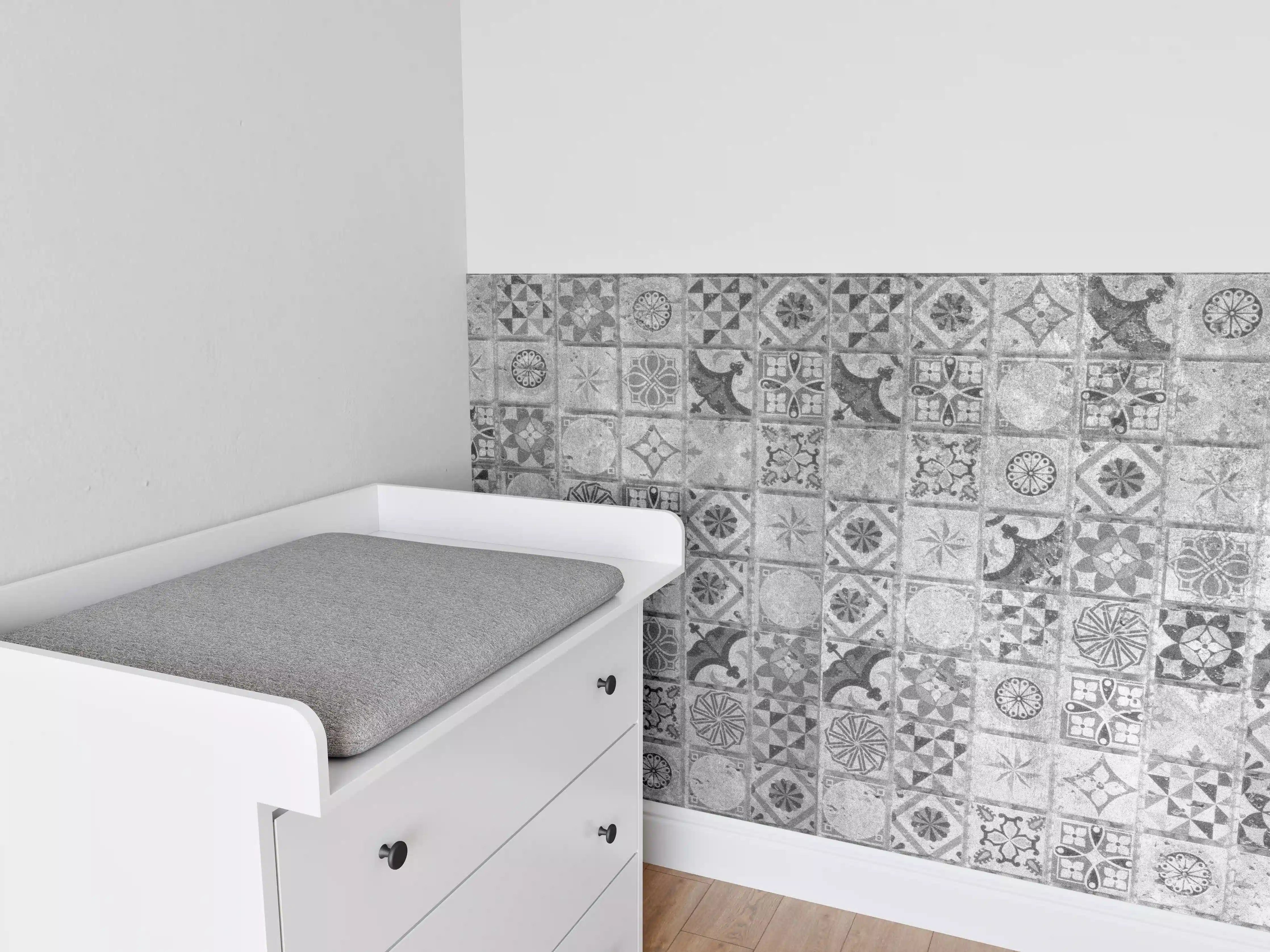 Babyzimmer Wandgestaltung - Graue Mosaik-Fliesen mit geometrischen Mustern
