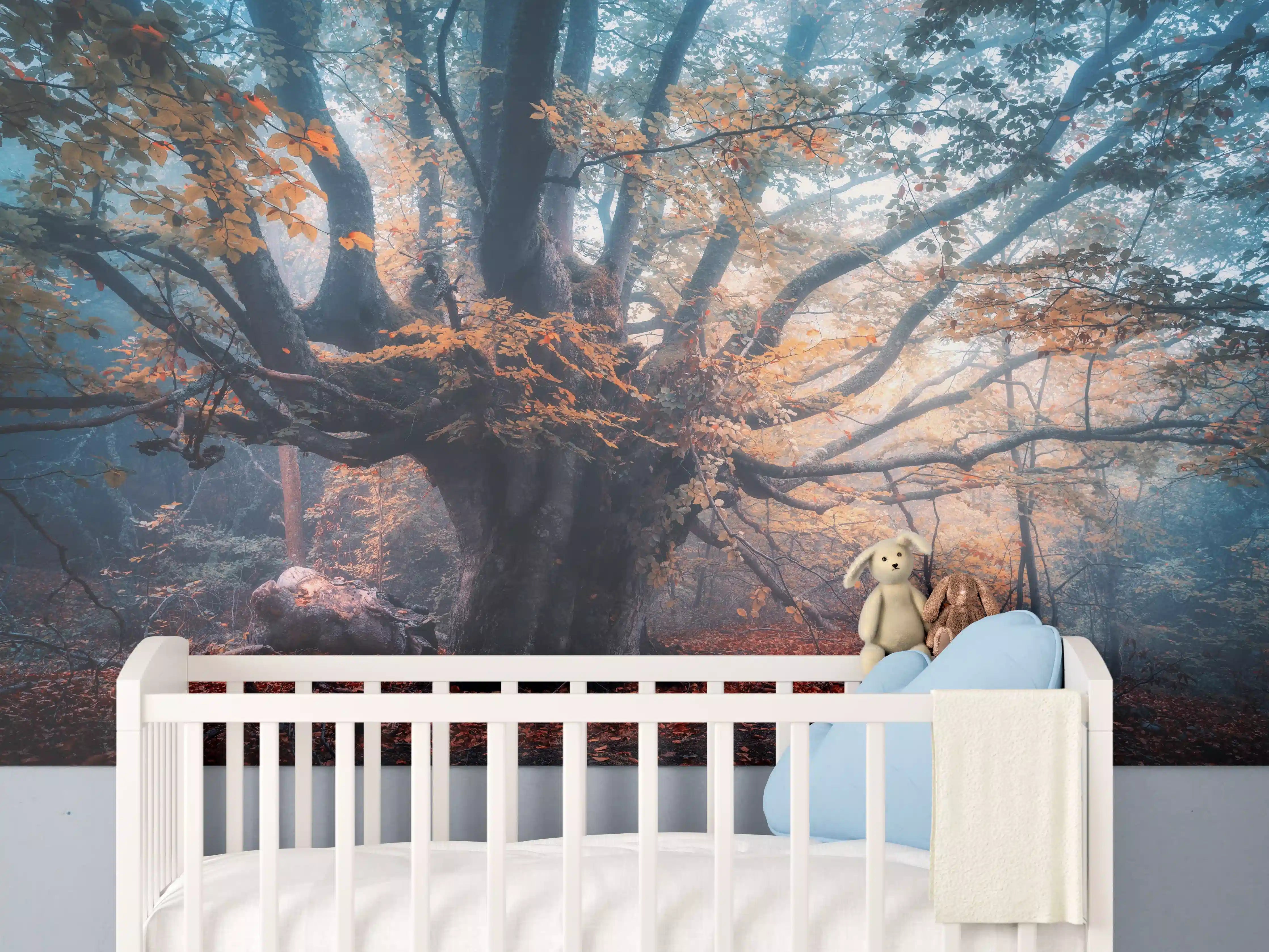 Babyzimmer Wandgestaltung - Grauer Baum im Nebelmeer