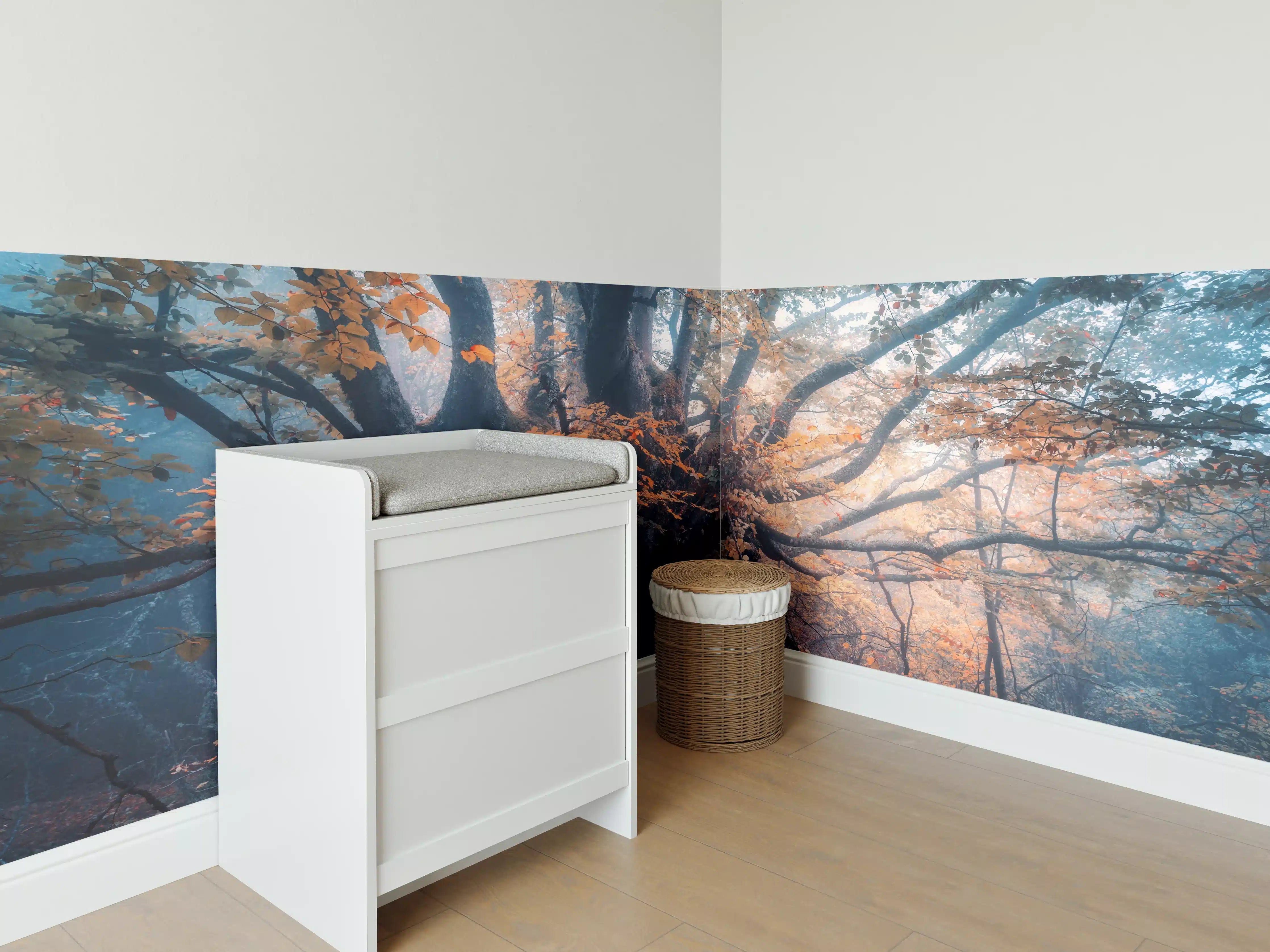 Babyzimmer Wandgestaltung - Grauer Baum im Nebelmeer