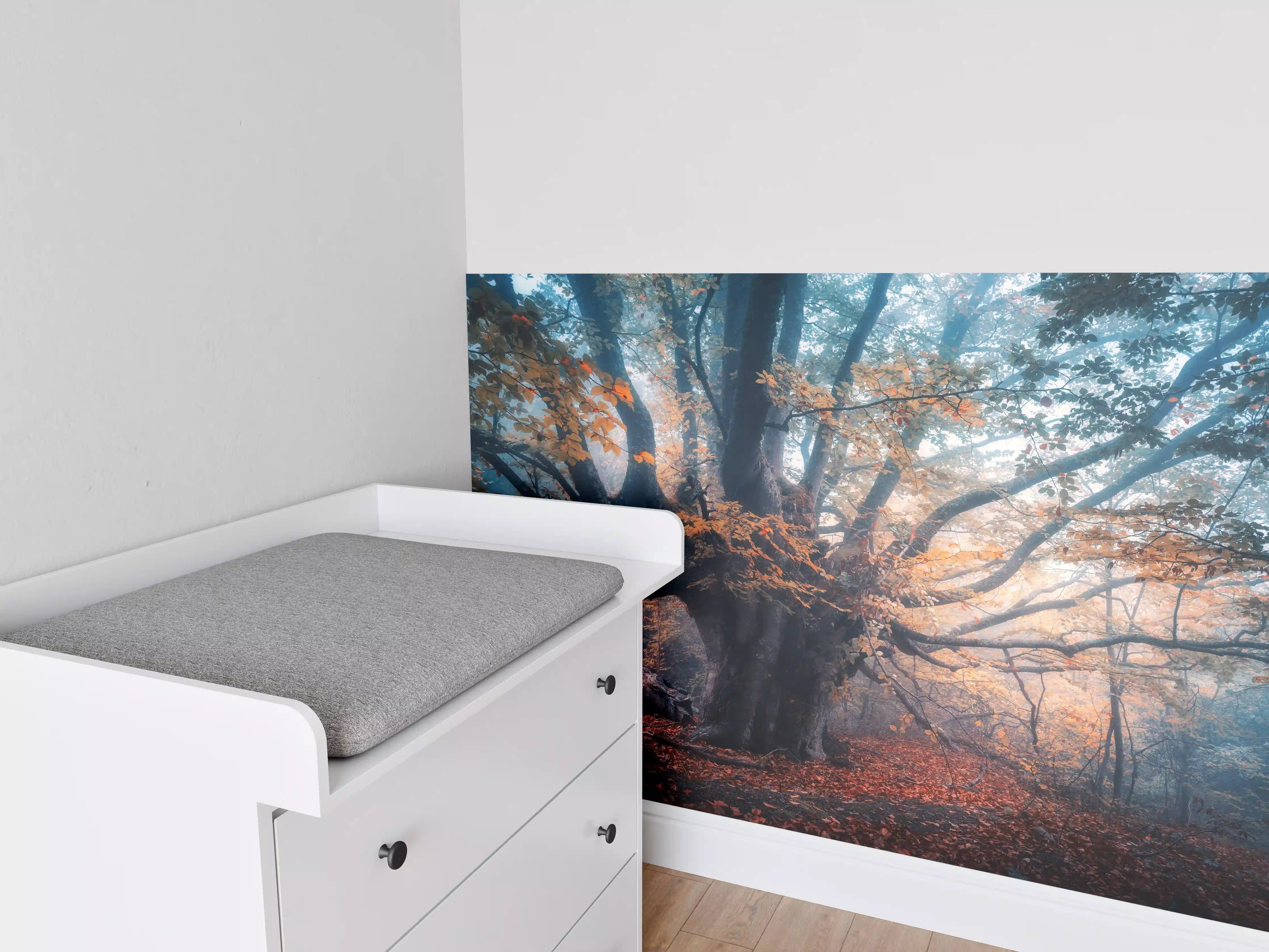 Babyzimmer Wandgestaltung - Grauer Baum im Nebelmeer