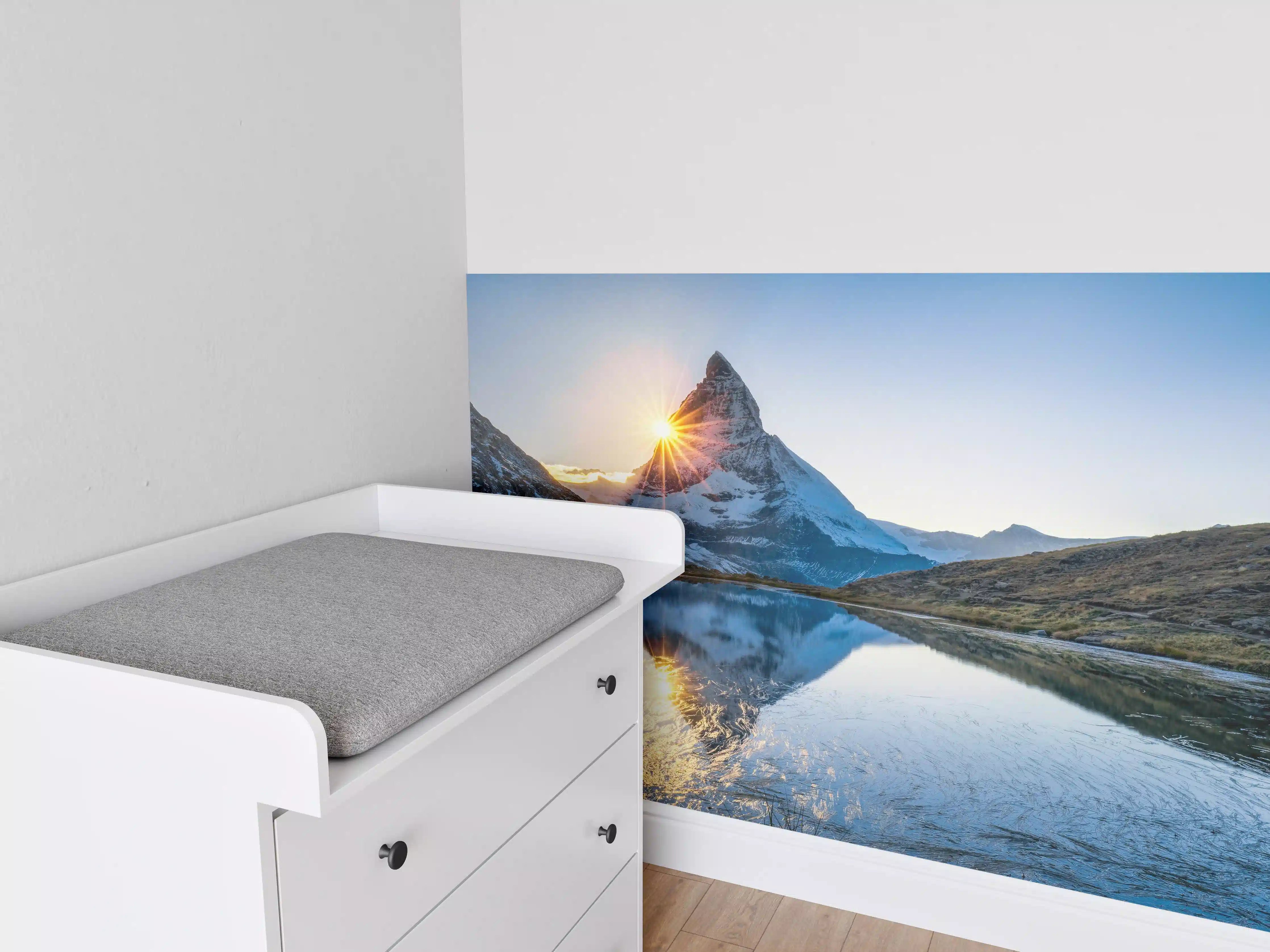 Babyzimmer Wandgestaltung - Grauer Gipfel im goldenen Dämmerlicht
