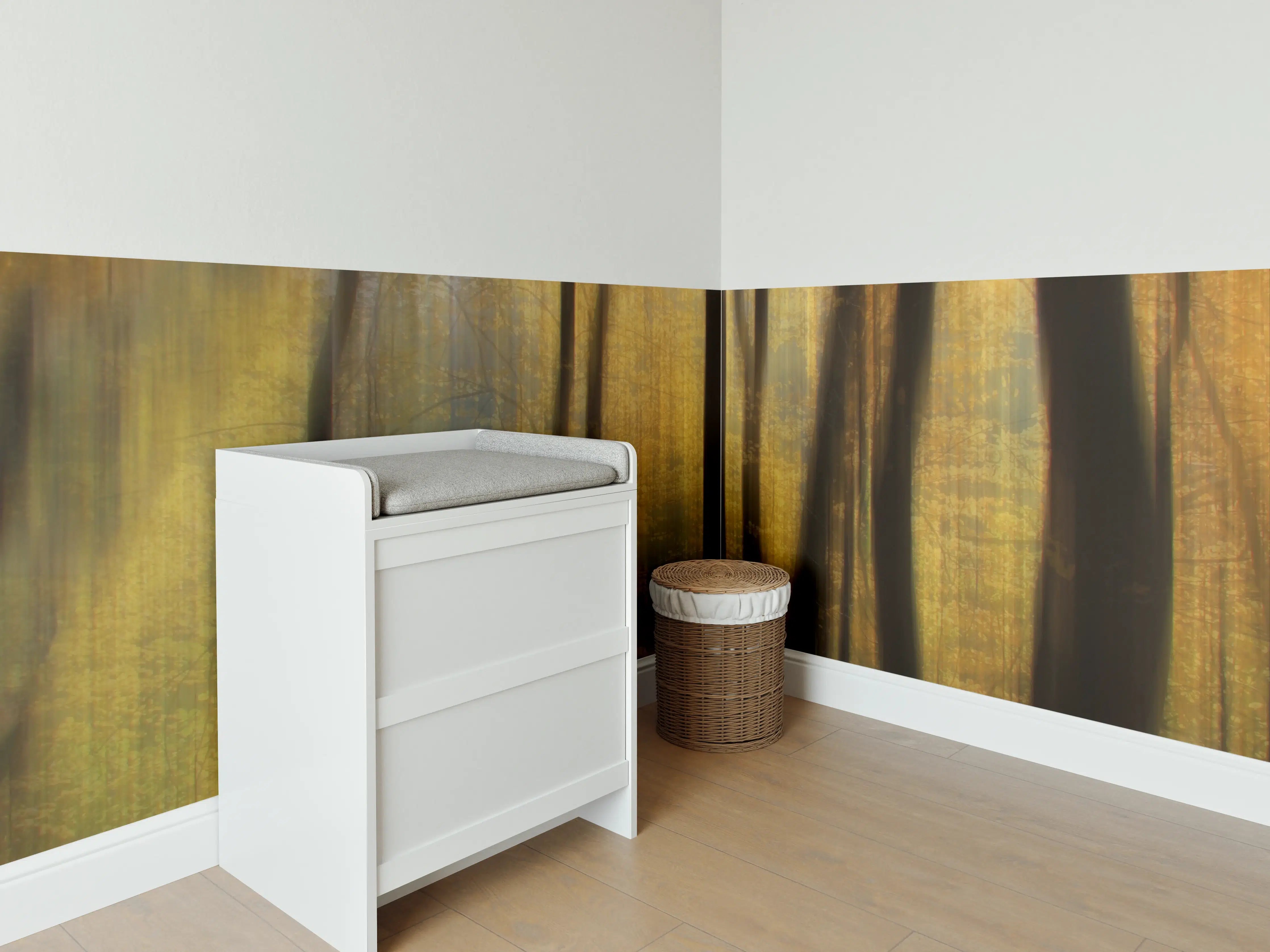 Babyzimmer Wandgestaltung - Grauer Herbstwald mit goldenem Glanz