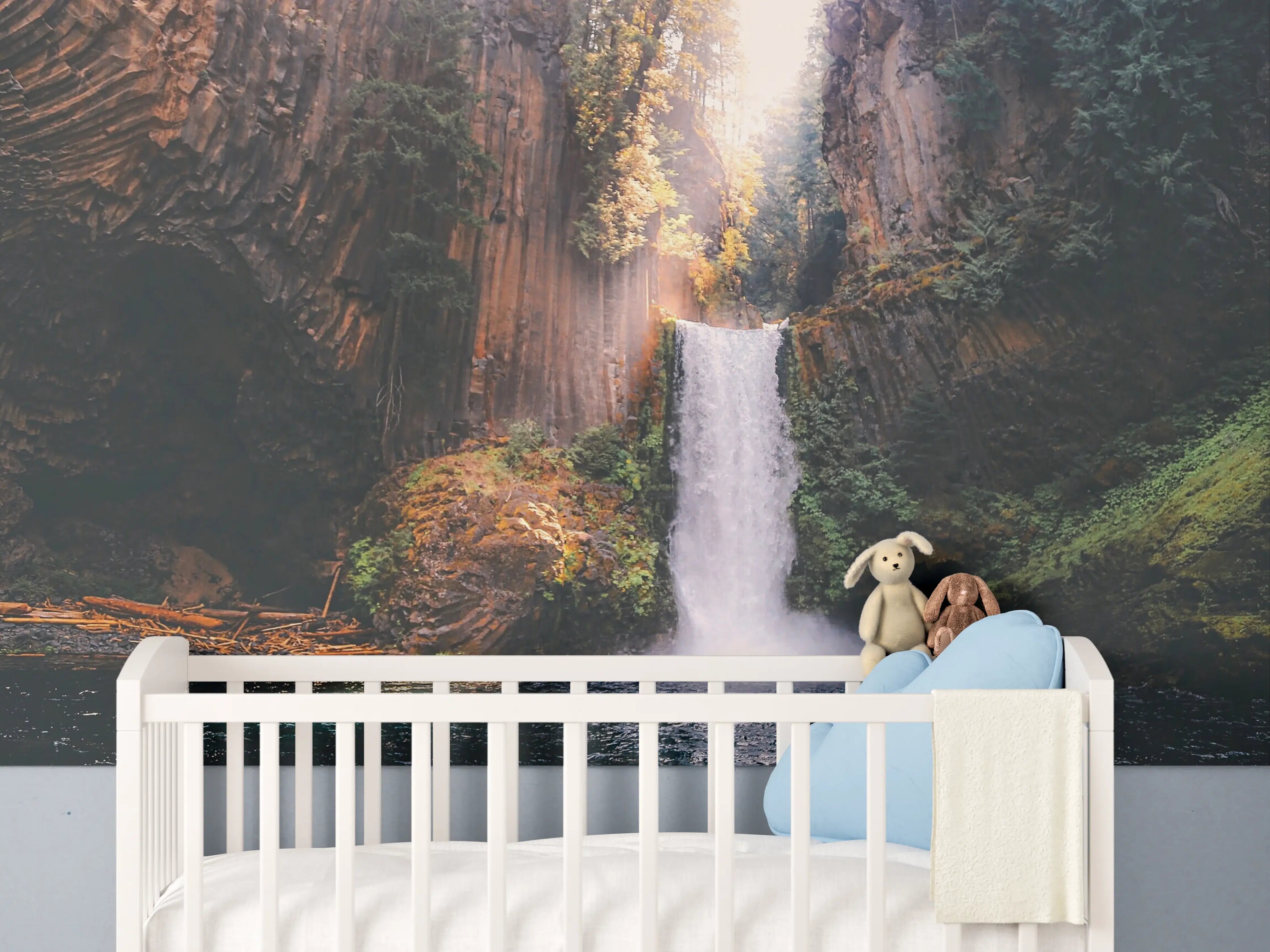 Babyzimmer Wandgestaltung - Grauer Wasserfall in grüner Wildnis