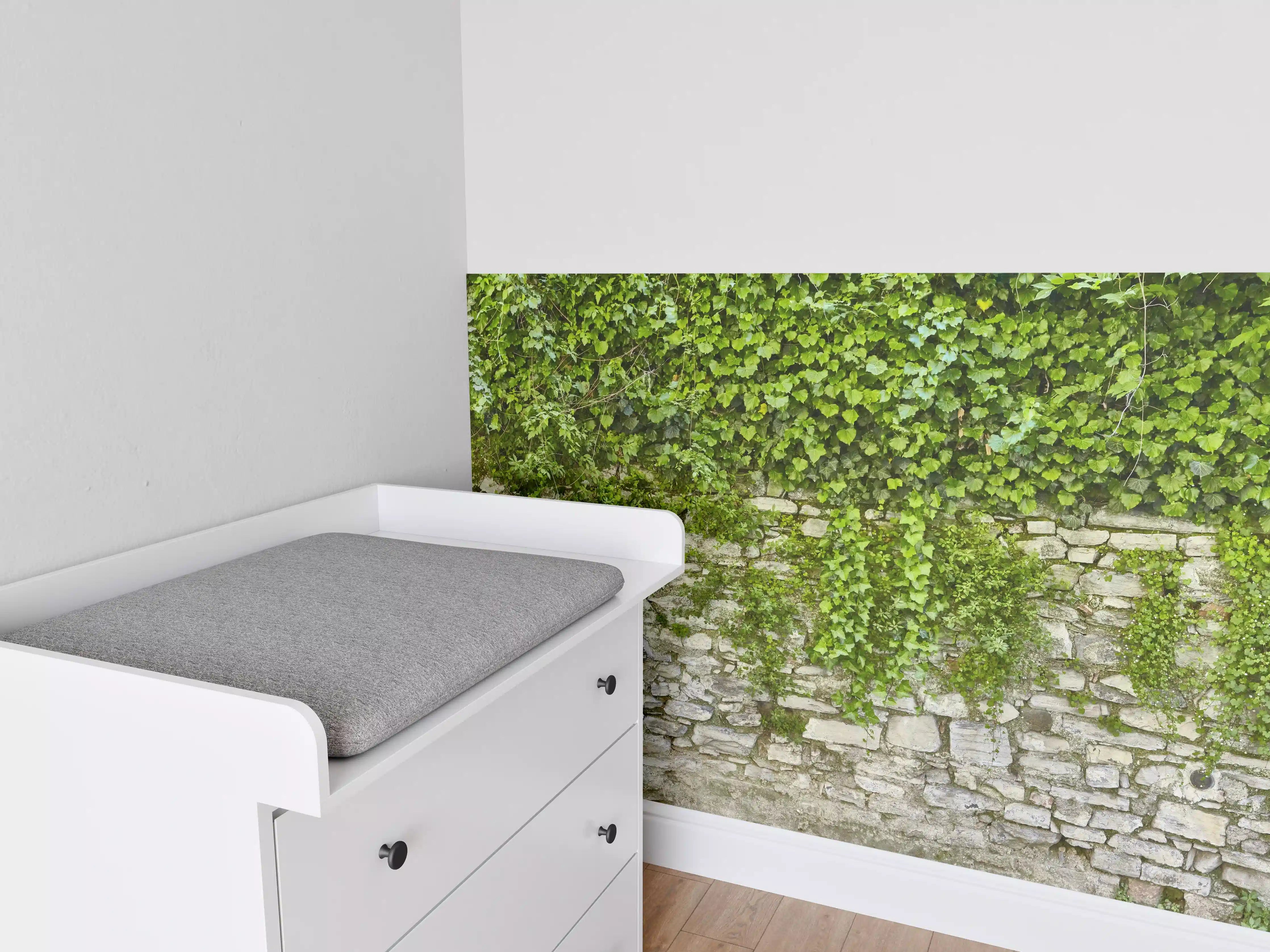 Babyzimmer Wandgestaltung - Grün überwucherte Burgmauer