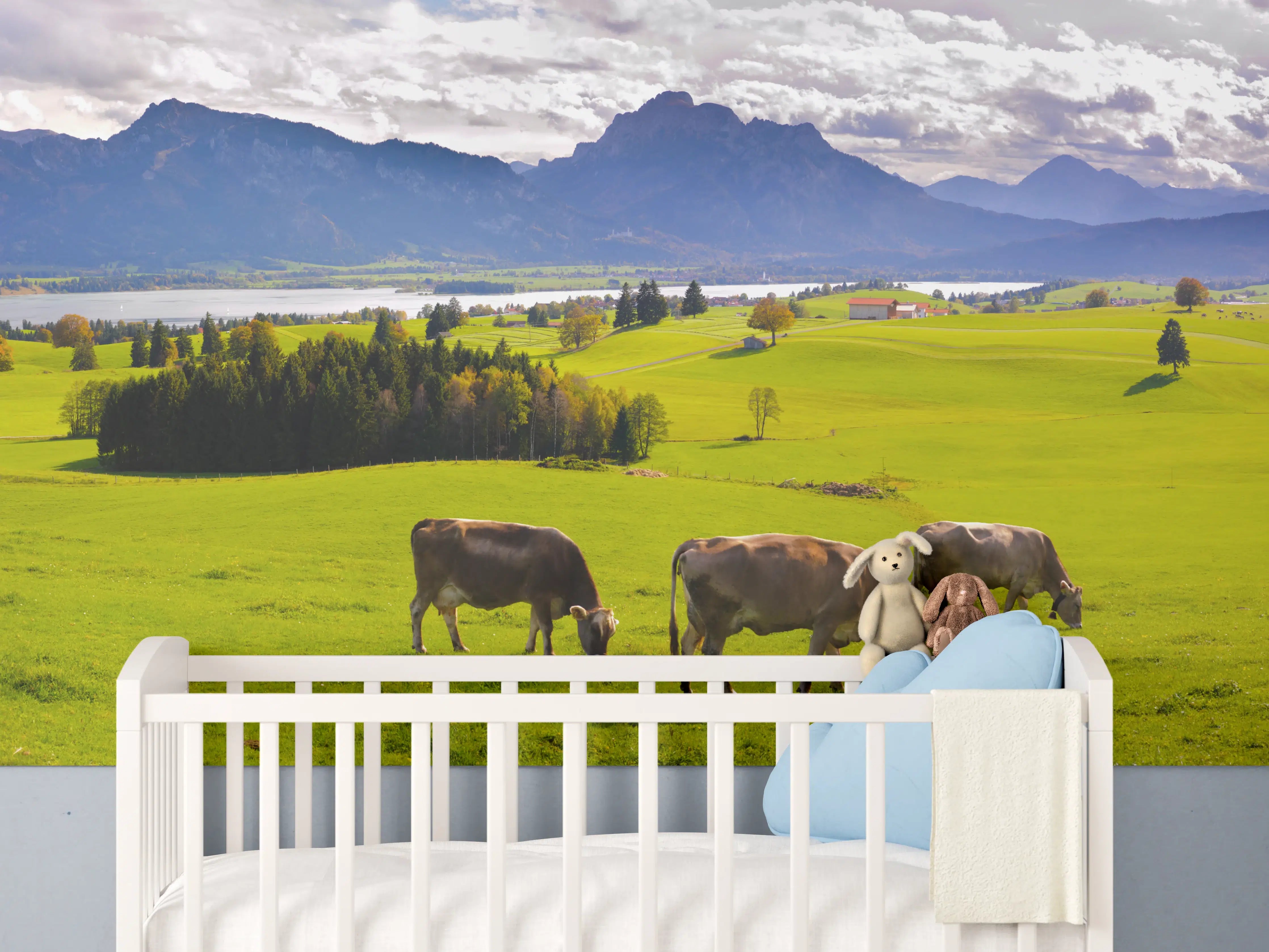 Babyzimmer Wandgestaltung - Grüne Bergwiese mit Kühen