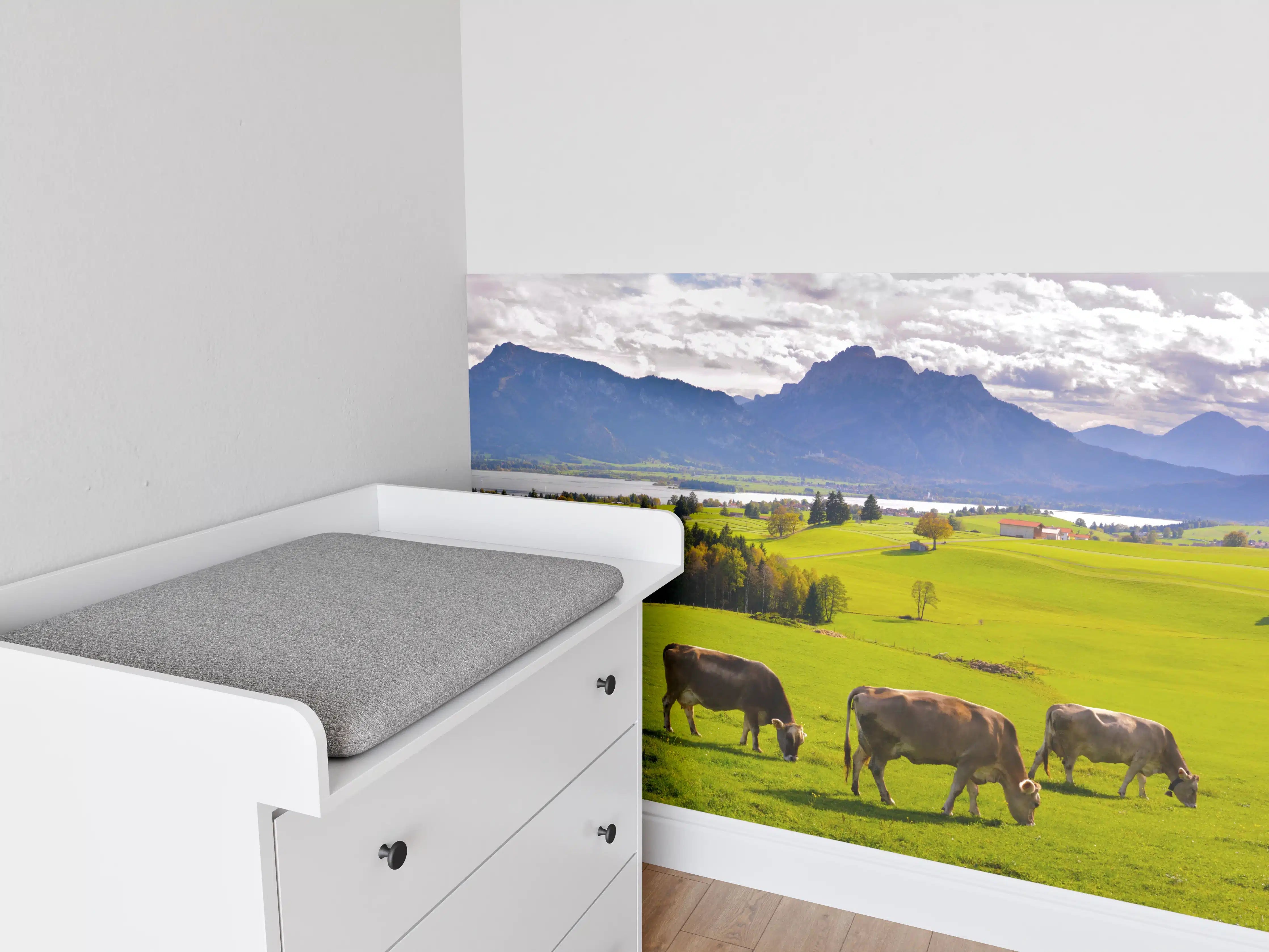 Babyzimmer Wandgestaltung - Grüne Bergwiese mit Kühen