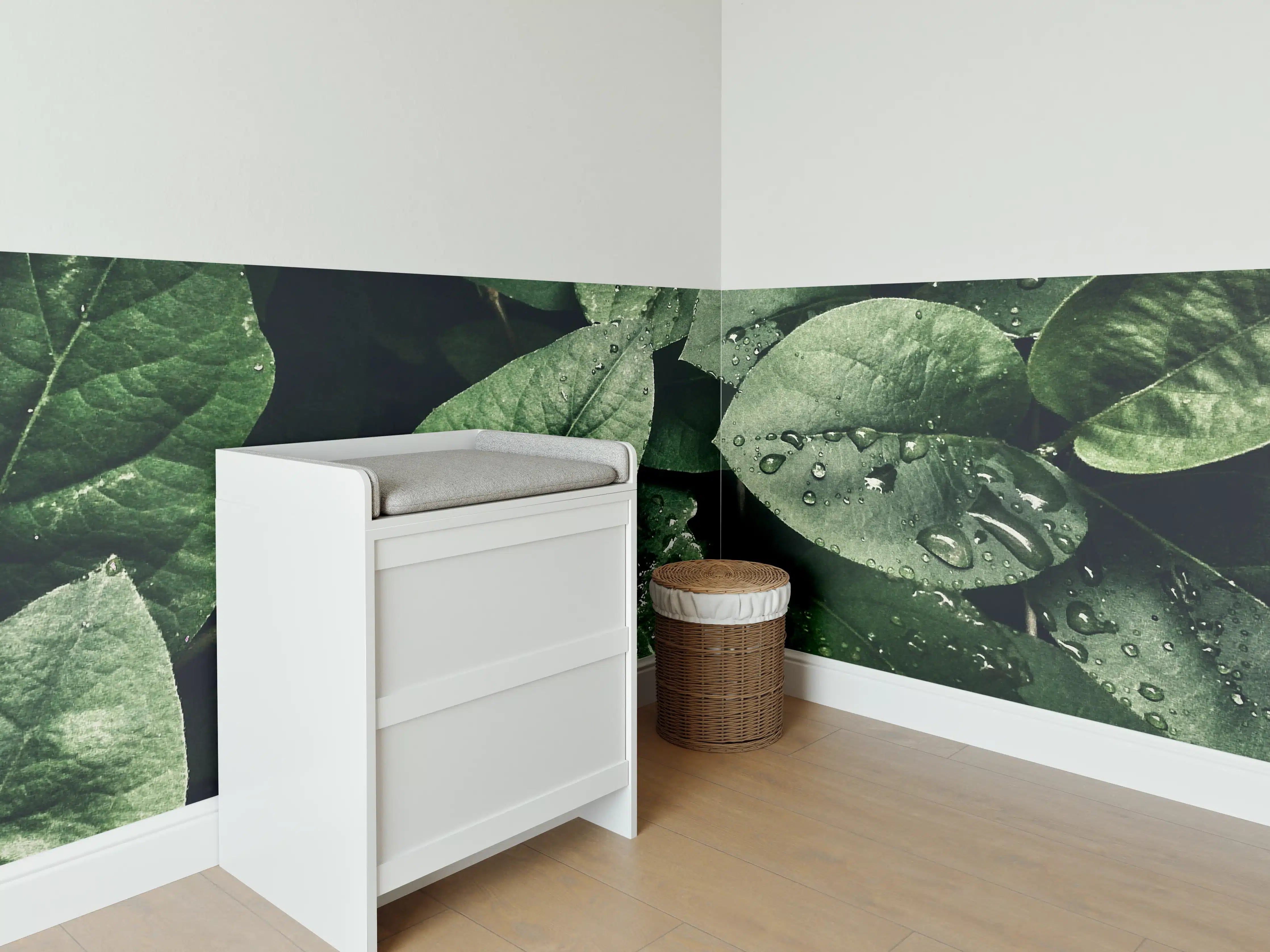 Babyzimmer Wandgestaltung - Grüne Blätter mit Wassertropfen