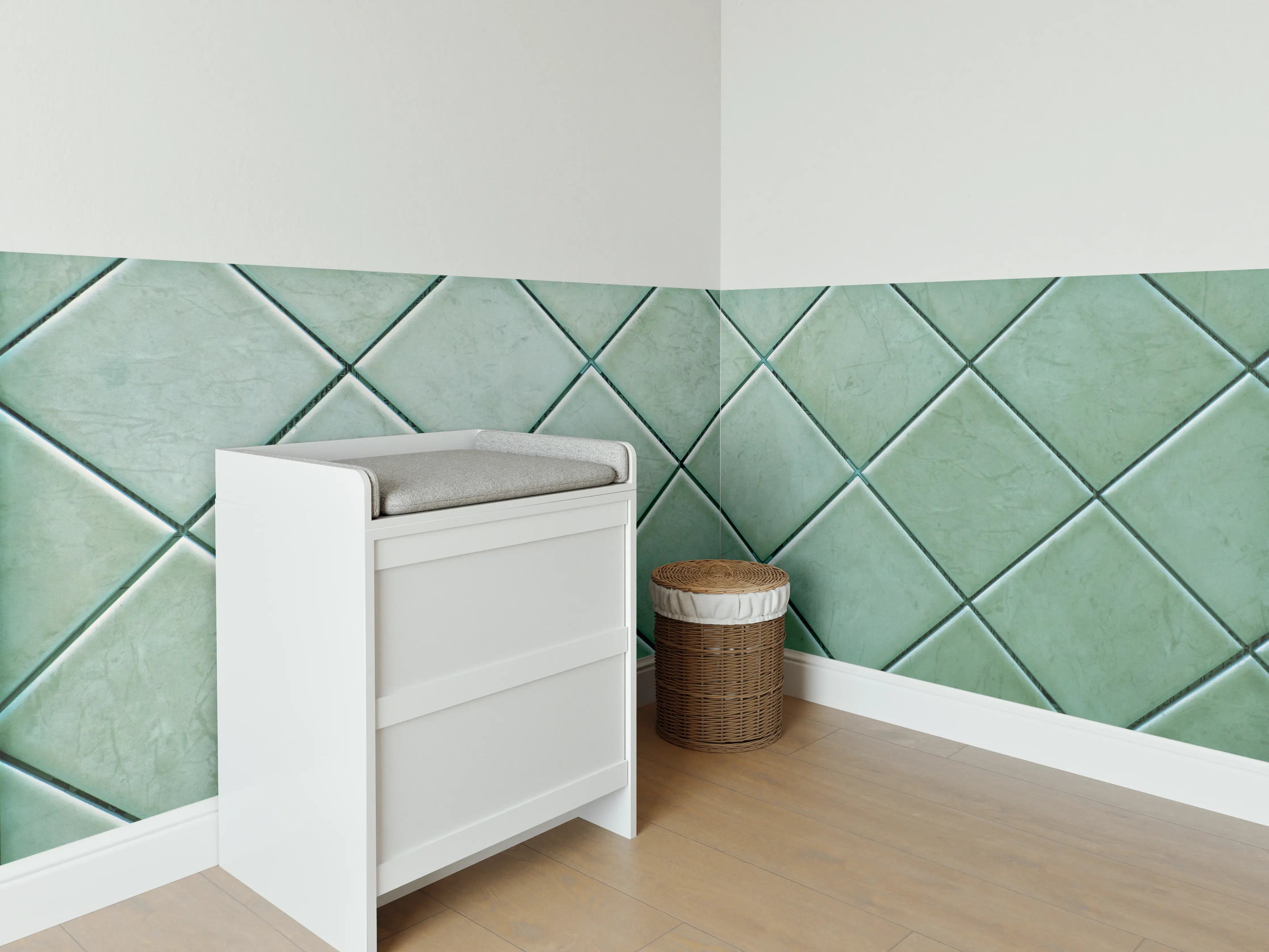 Babyzimmer Wandgestaltung - Grüne Fliesenwand mit diagonalen Linien