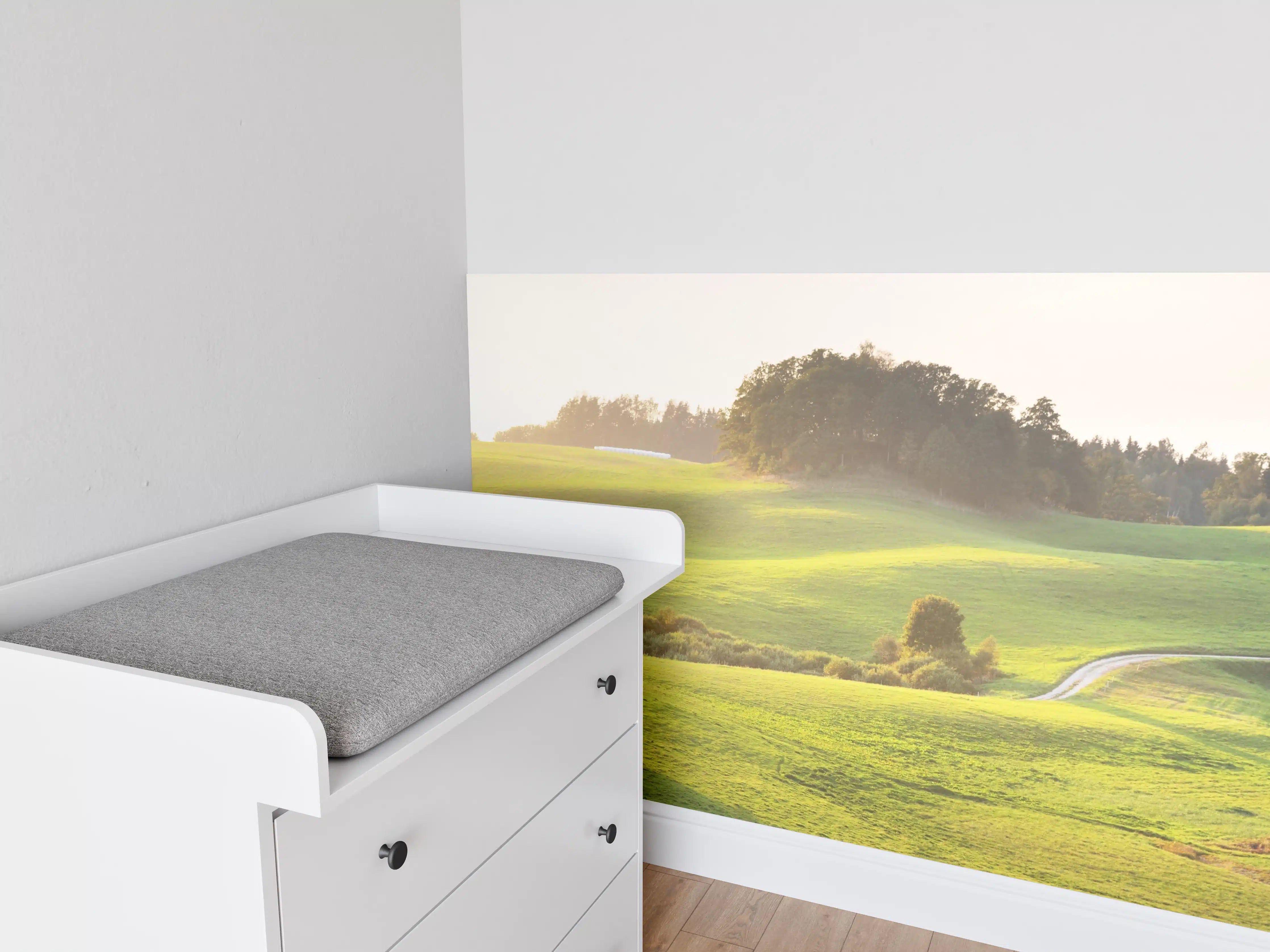 Babyzimmer Wandgestaltung - Grüne Hügellandschaft bei Sonnenuntergang