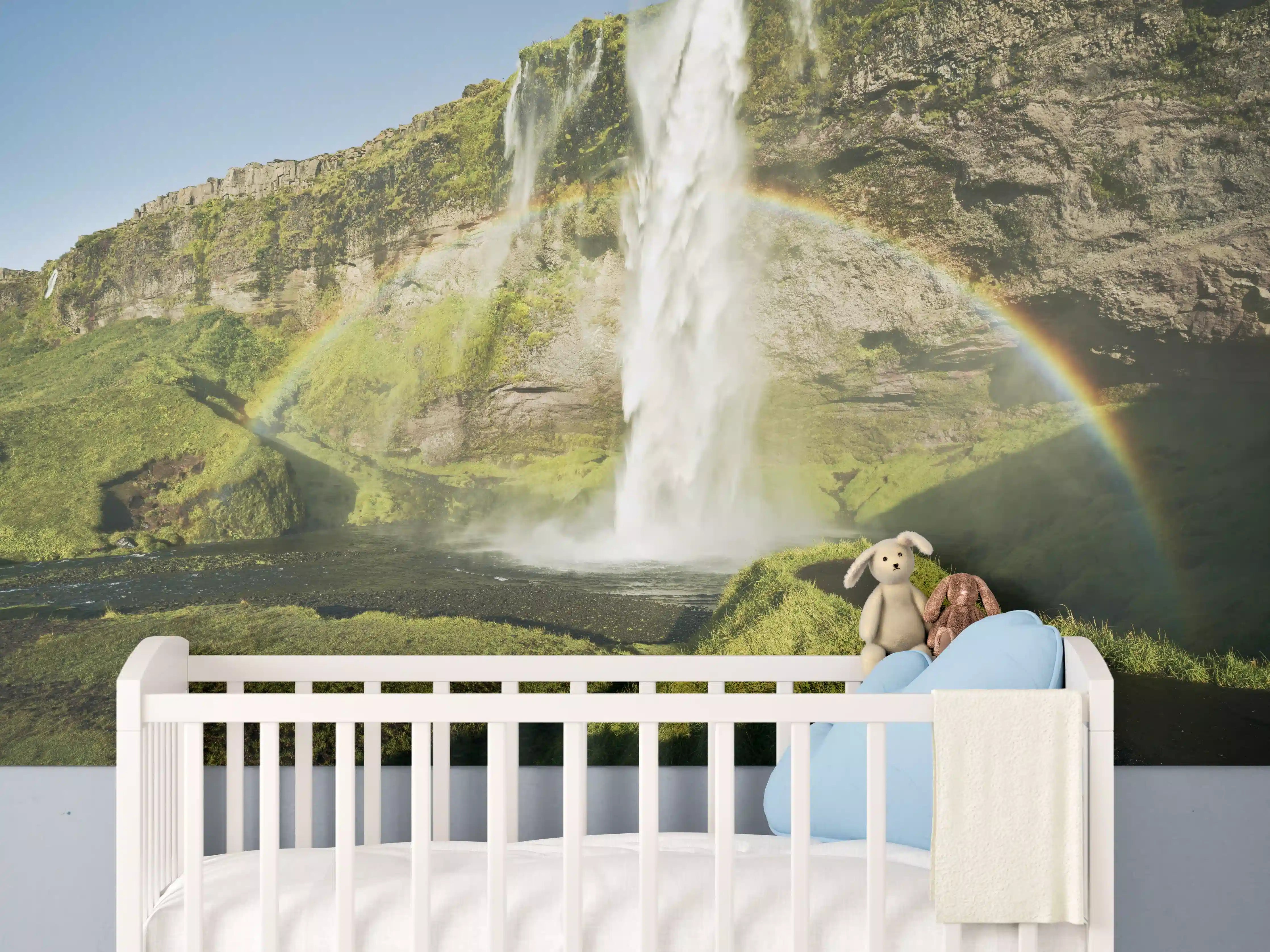 Babyzimmer Wandgestaltung - Grüne Wasserfall-Landschaft mit Regenbogen