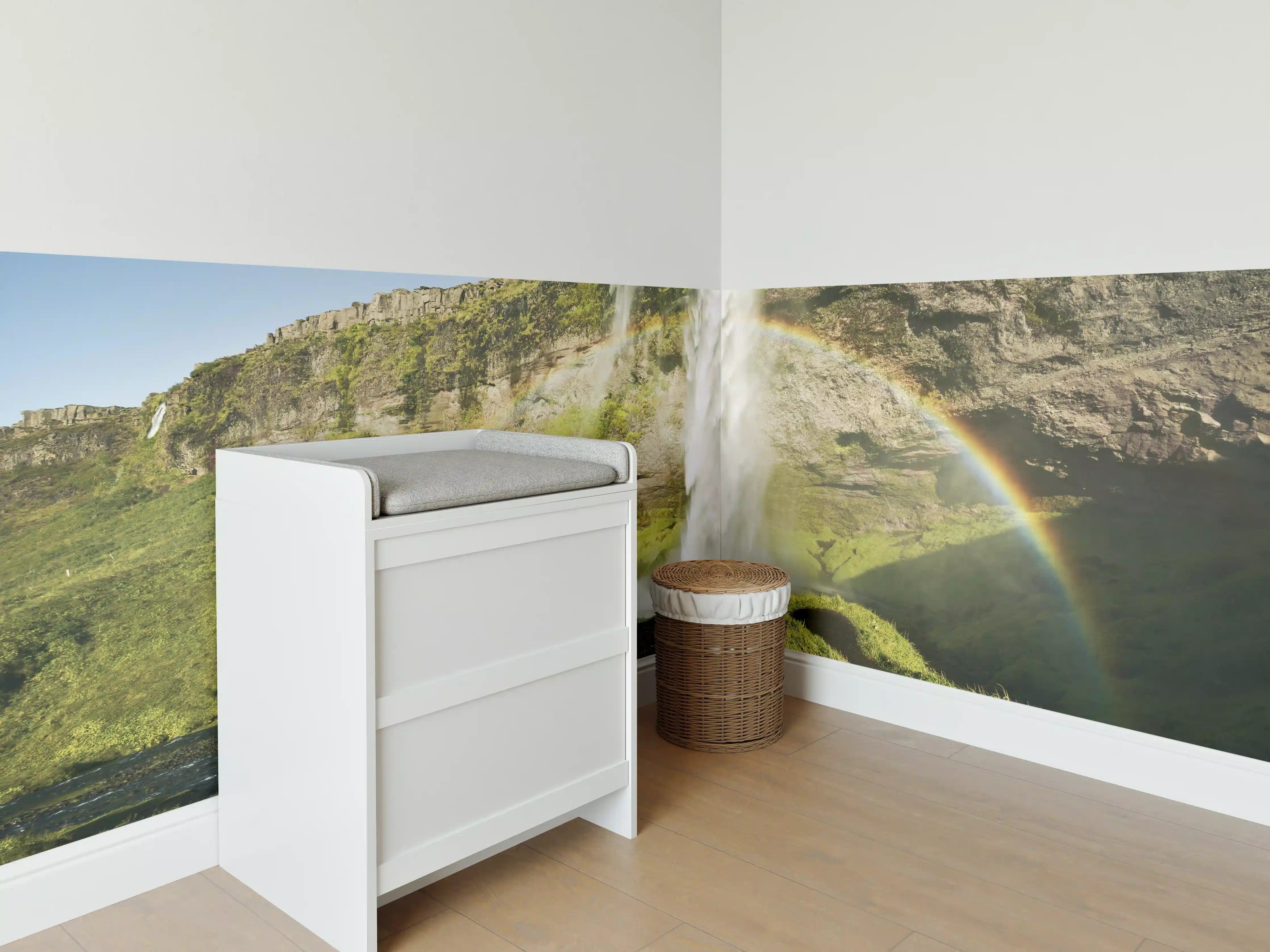 Babyzimmer Wandgestaltung - Grüne Wasserfall-Landschaft mit Regenbogen