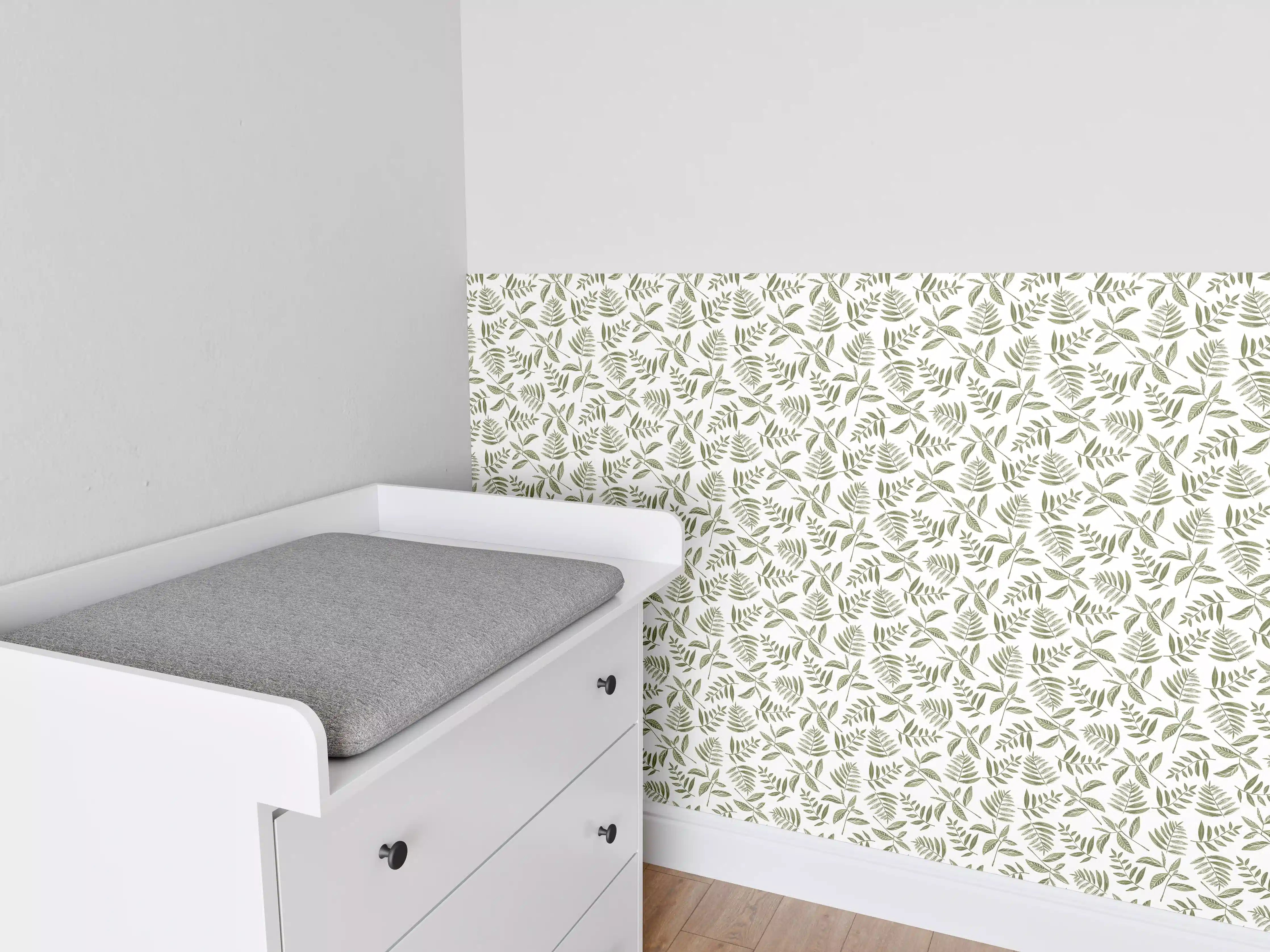 Babyzimmer Wandgestaltung - Grünes Blattmuster auf neutralem Hintergrund