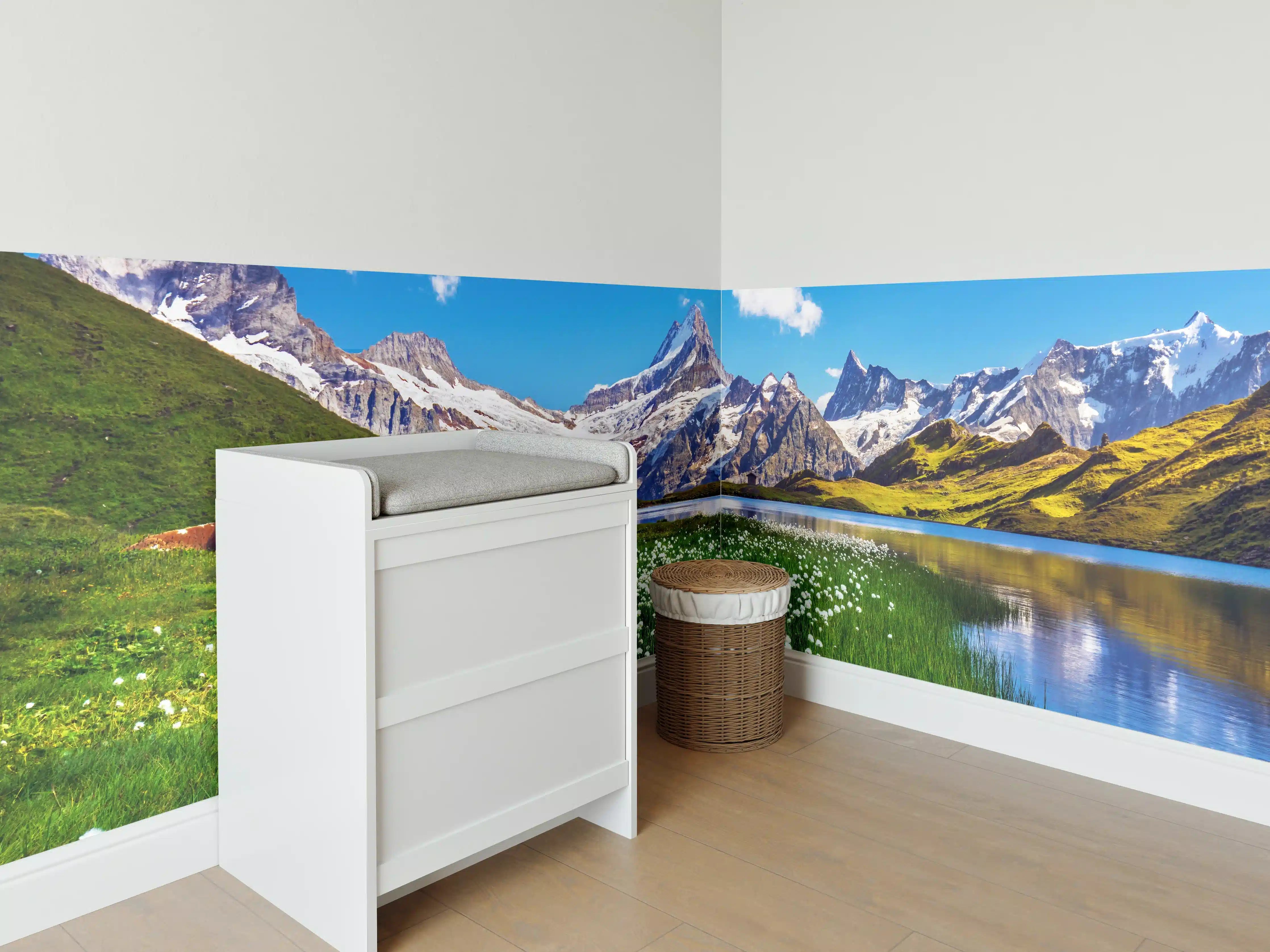 Babyzimmer Wandgestaltung - Heitere Aussicht auf die Berner Alpenkette