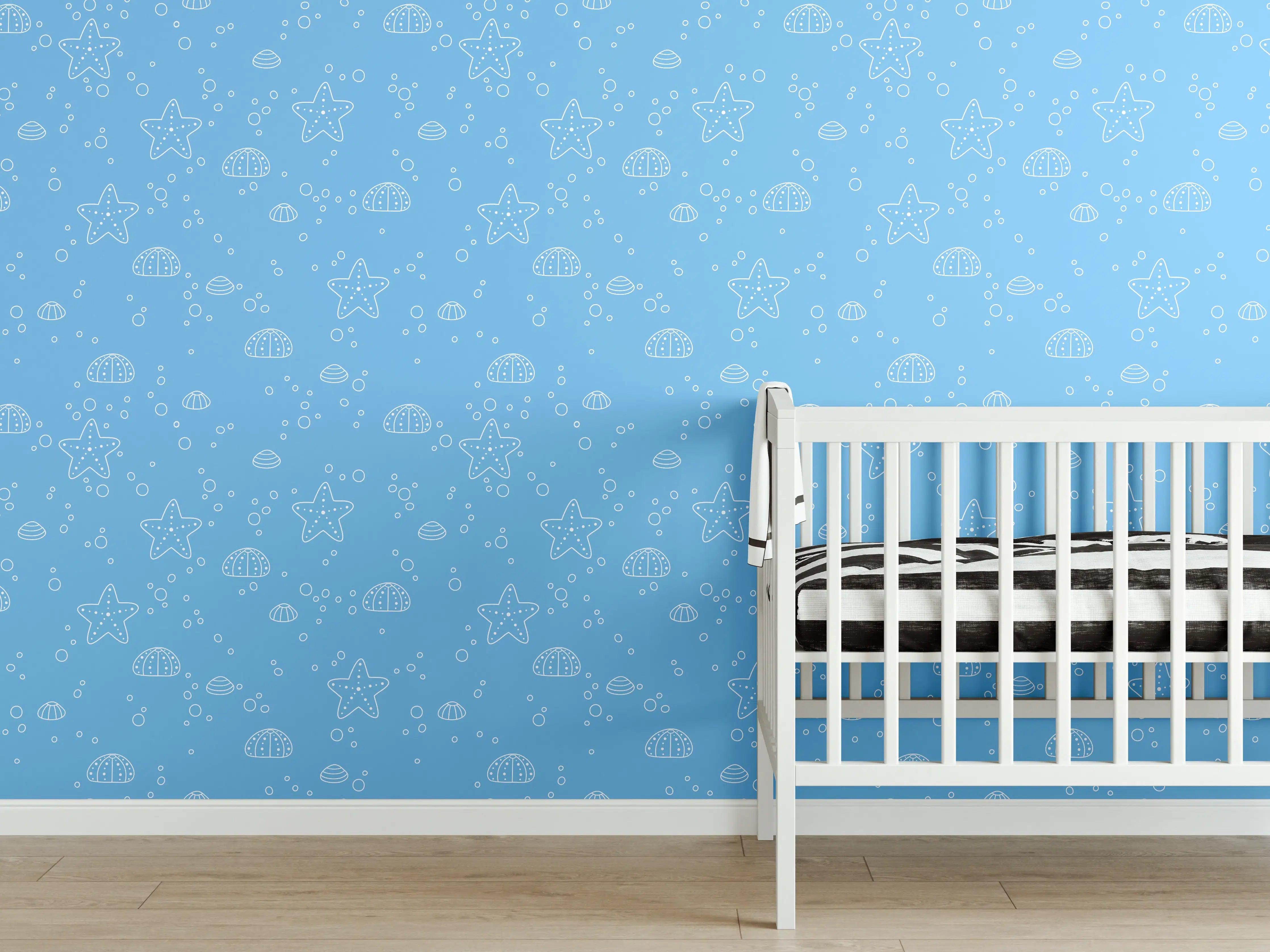 Babyzimmer Wandgestaltung - Hellblaue Musterwand mit Stern- und Muschelmotiven