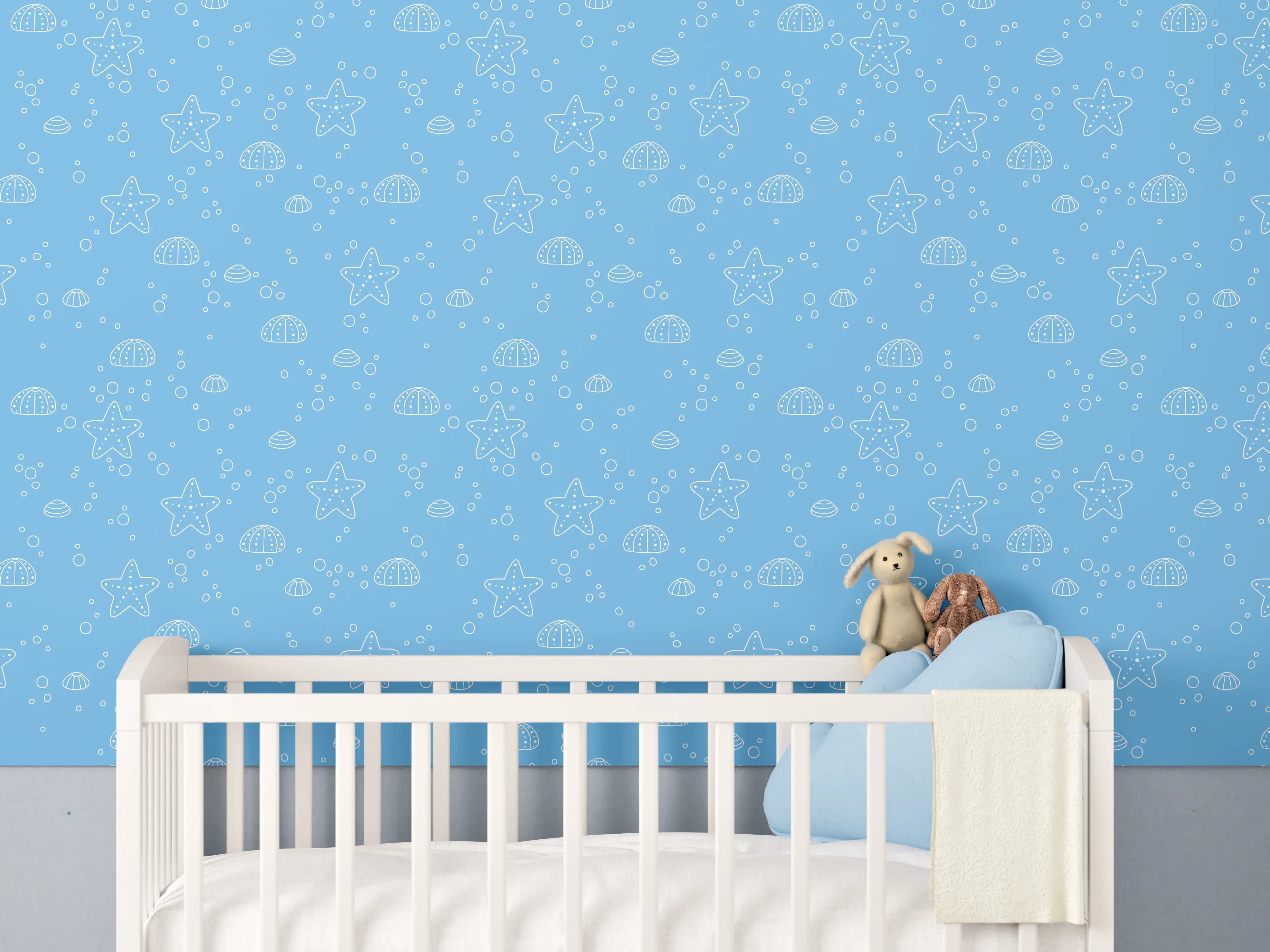 Babyzimmer Wandgestaltung - Hellblaue Musterwand mit Stern- und Muschelmotiven