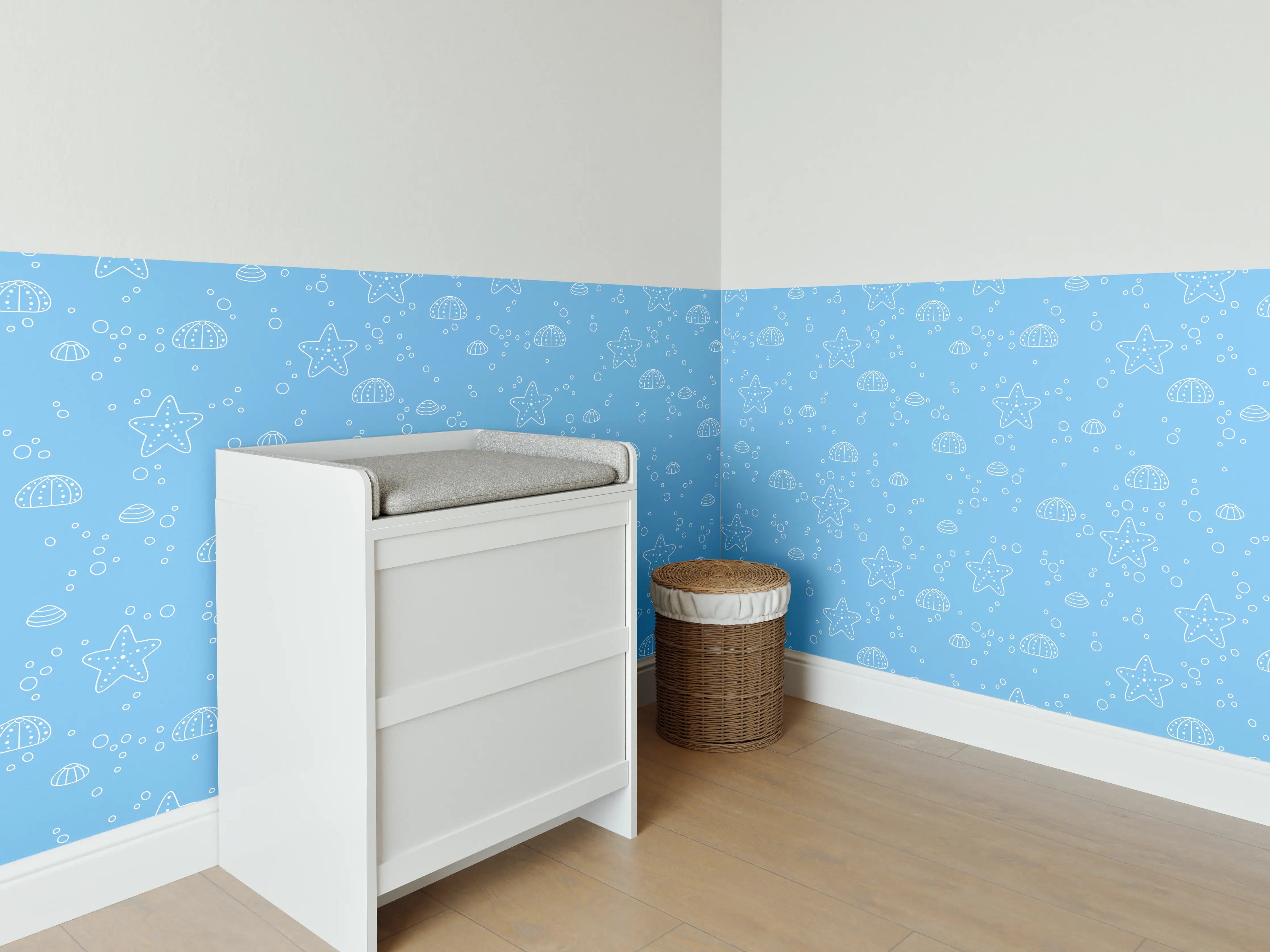 Babyzimmer Wandgestaltung - Hellblaue Musterwand mit Stern- und Muschelmotiven