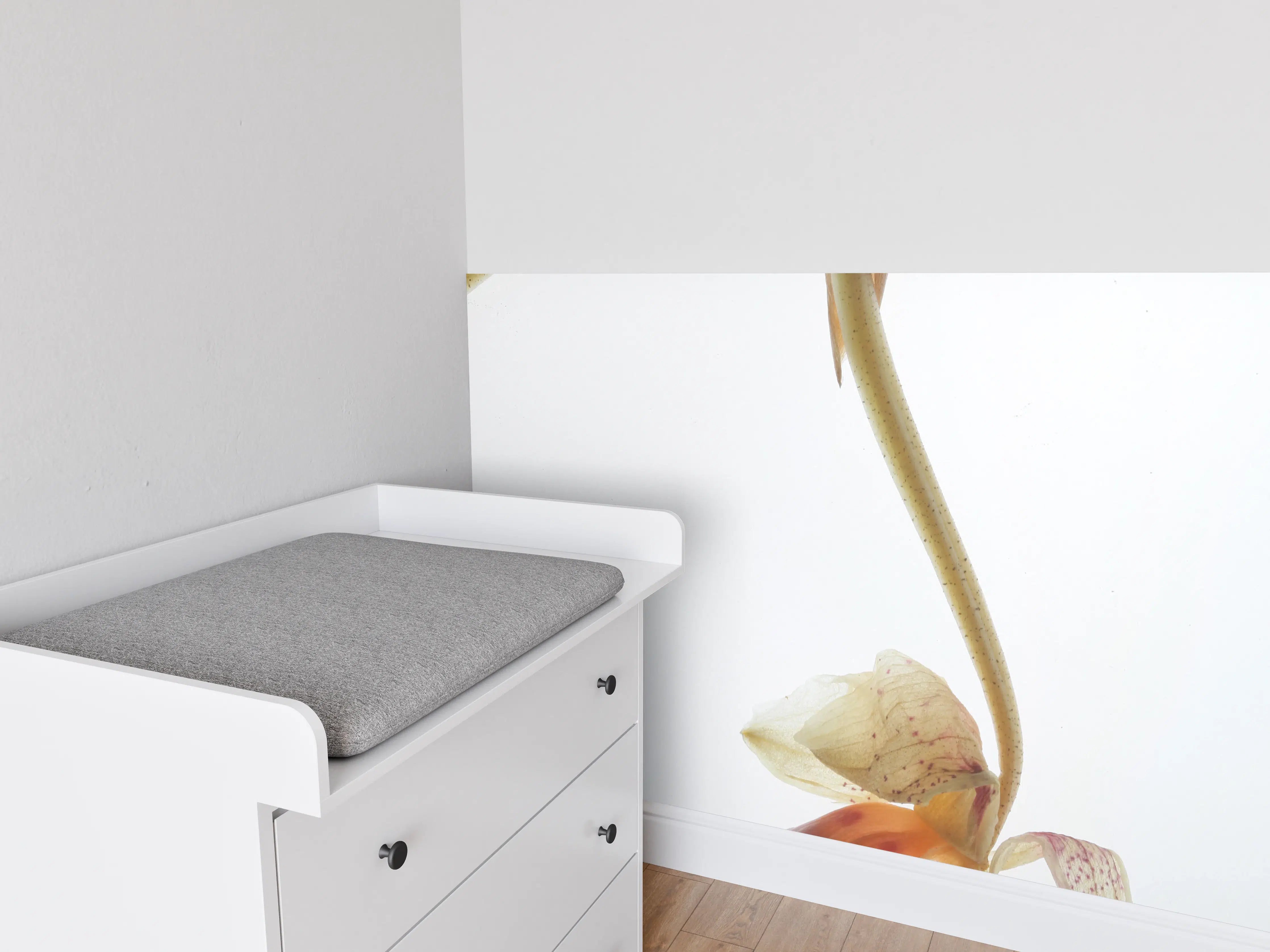 Babyzimmer Wandgestaltung - Helle Blume - Nahaufnahme