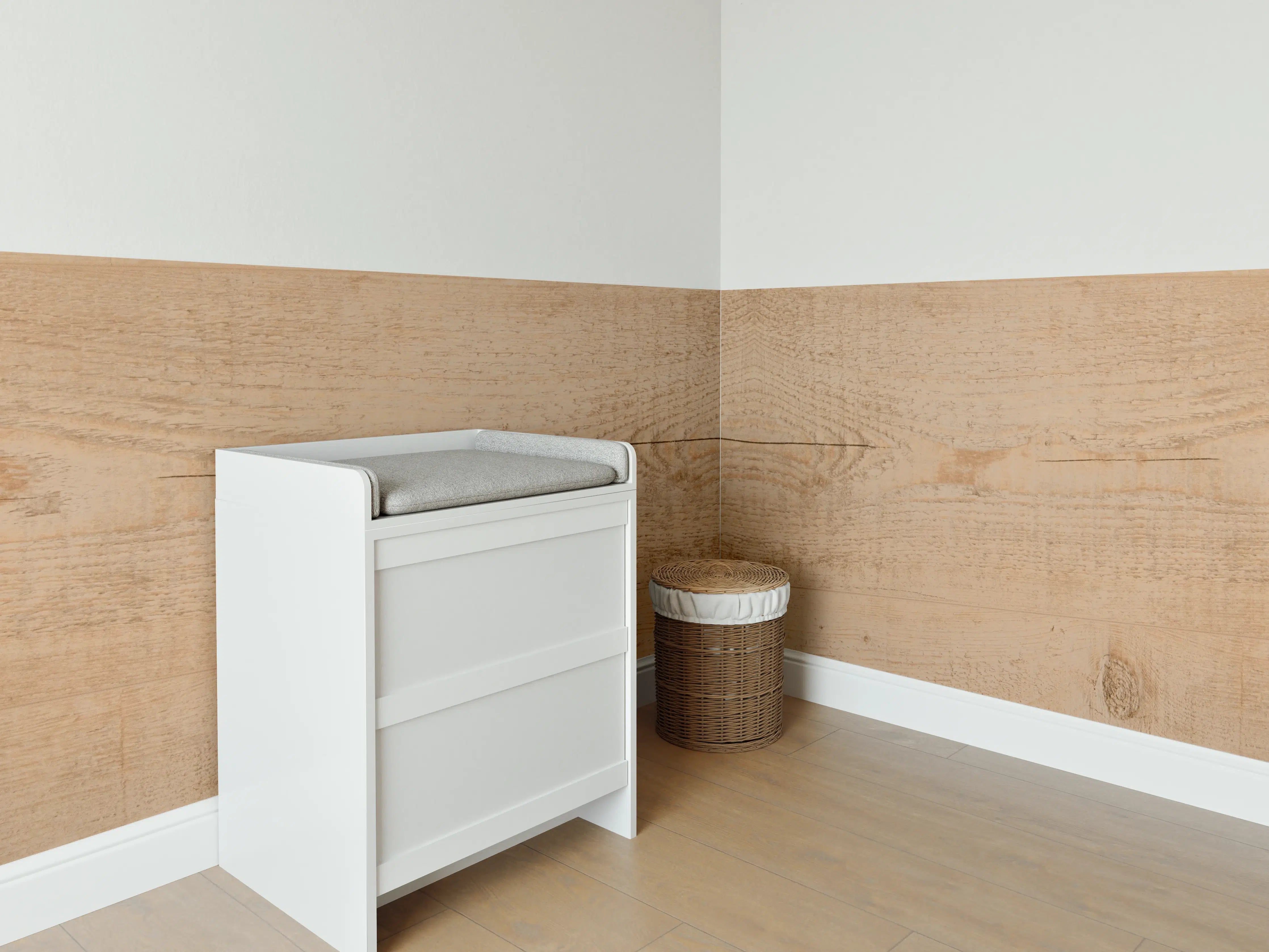 Babyzimmer Wandgestaltung - Helle Holzmaserung in natürlicher Optik