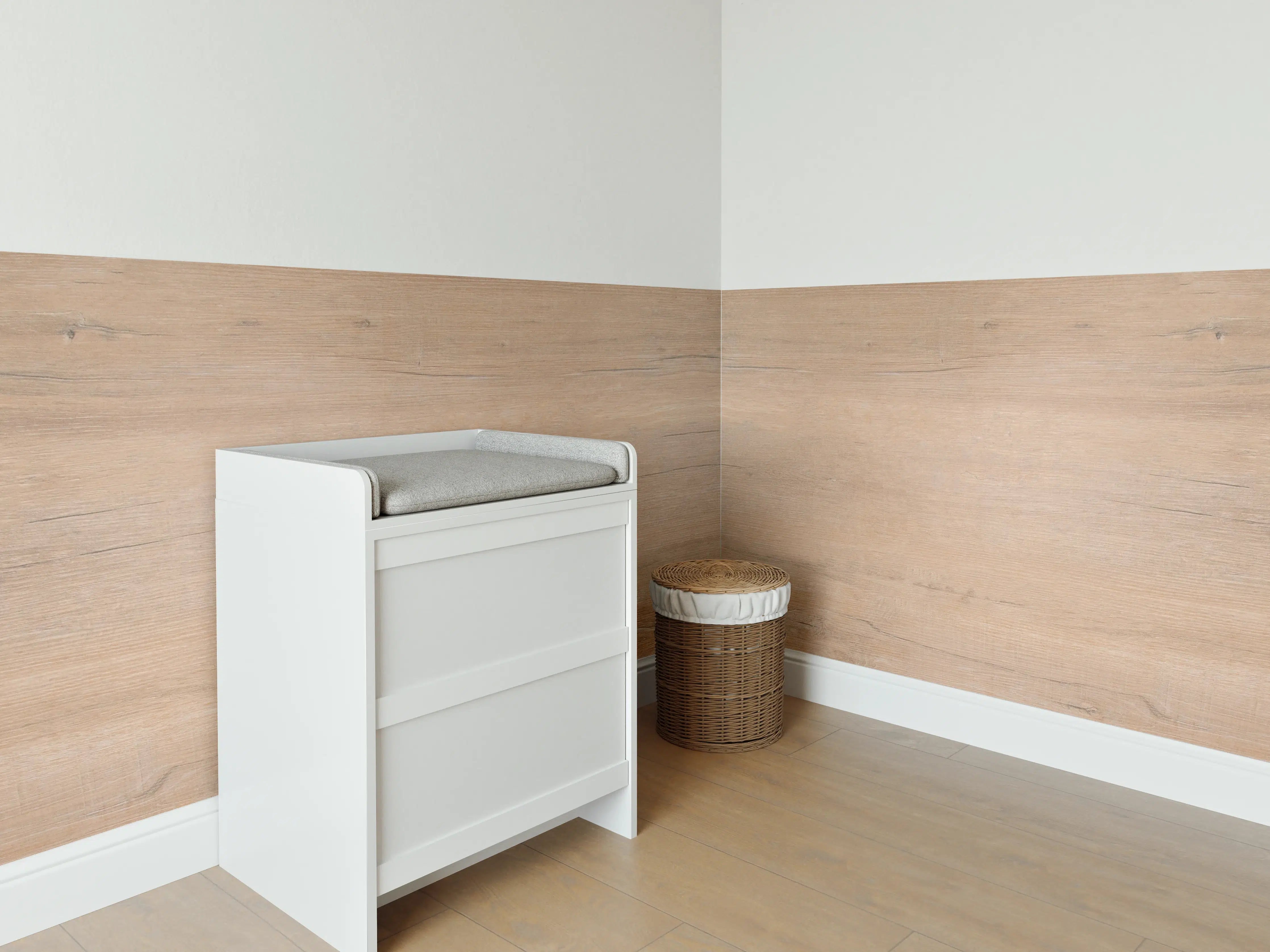 Babyzimmer Wandgestaltung - Helle Holztextur in Naturtönen