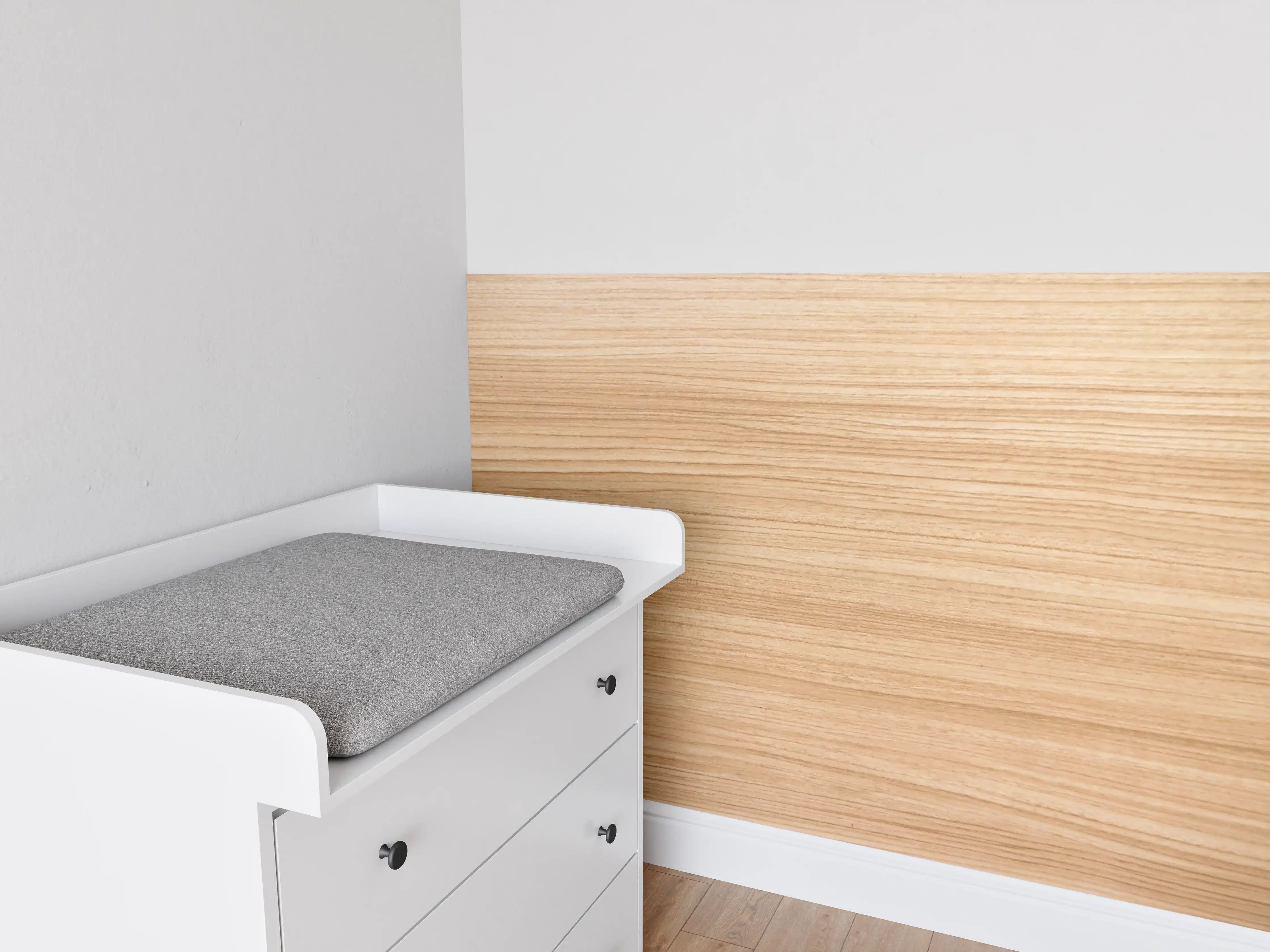 Babyzimmer Wandgestaltung - Helle Holzwand in natürlichem Ton