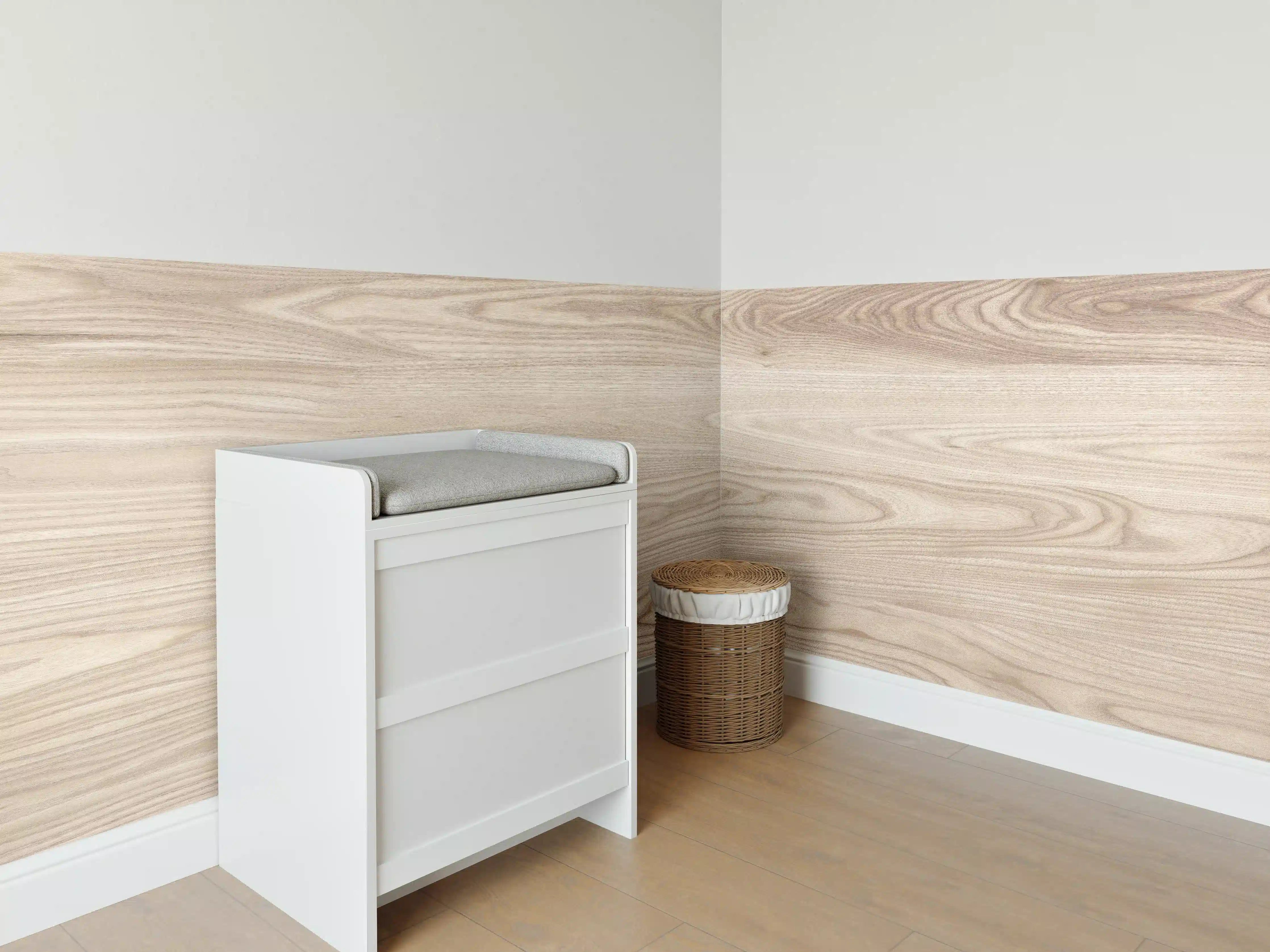 Babyzimmer Wandgestaltung - Helle Holzwand mit natürlicher Maserung