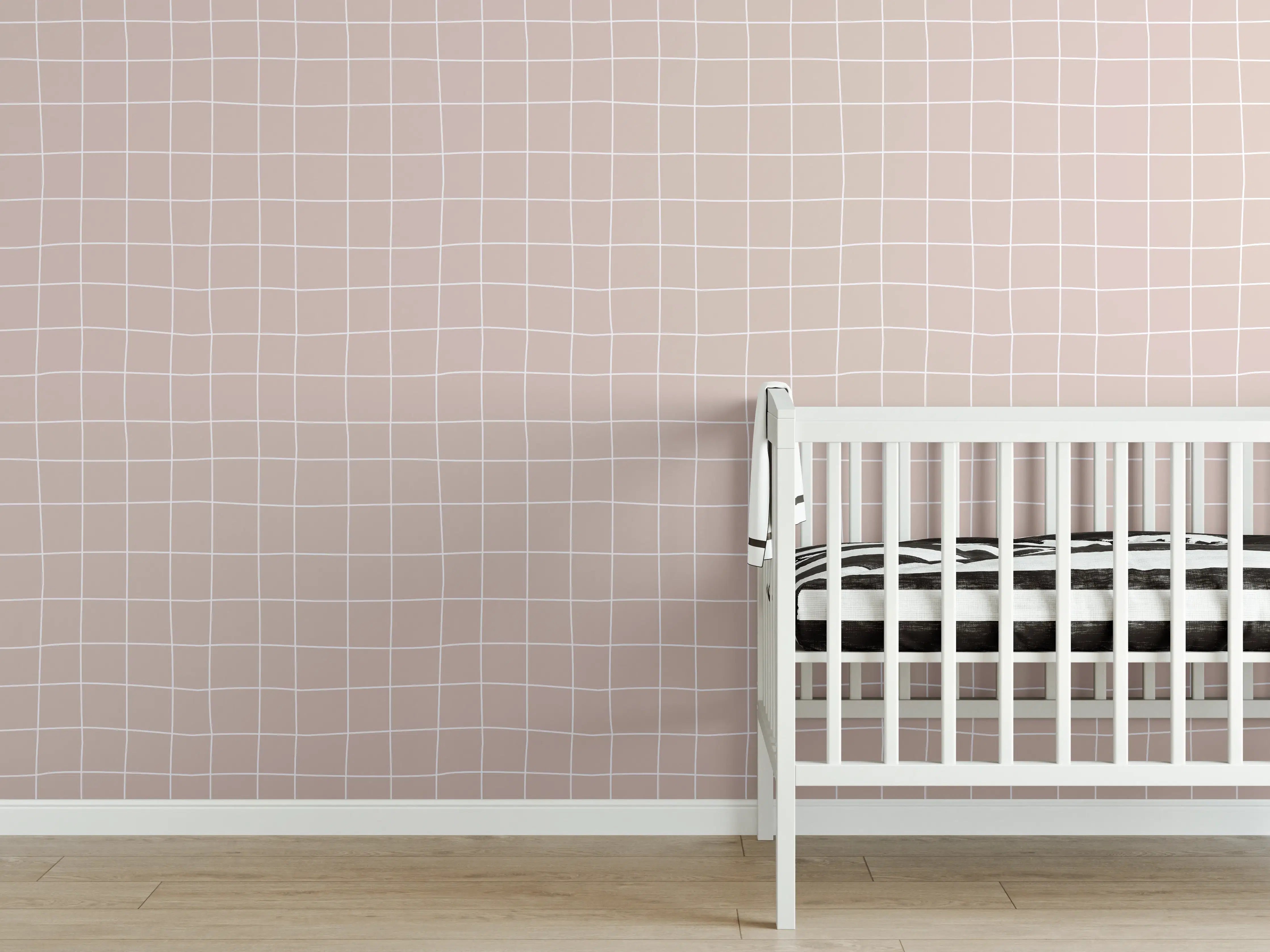 Babyzimmer Wandgestaltung - Hellrosa Wand mit weißem Gittermuster