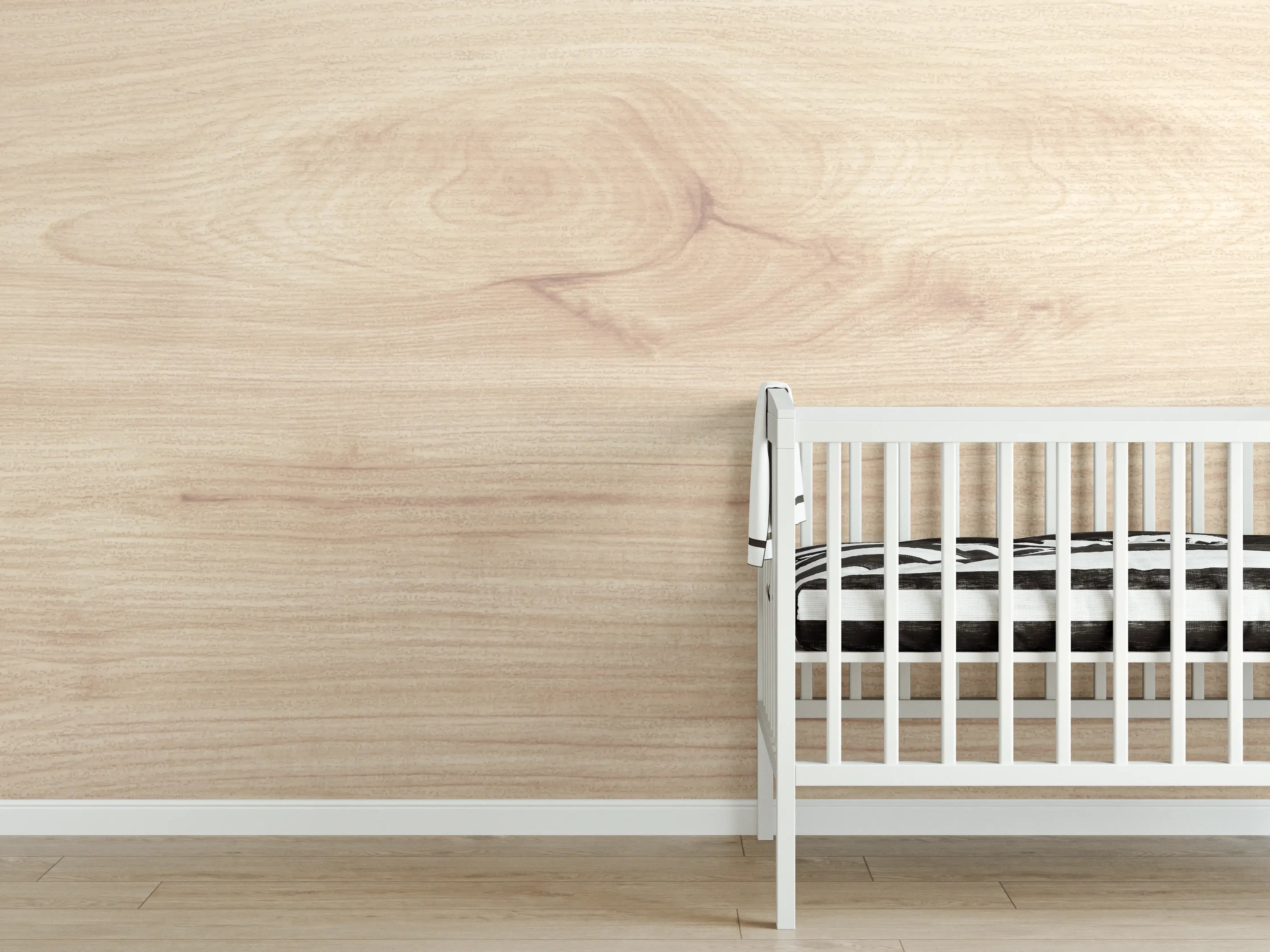 Babyzimmer Wandgestaltung - Hellweise Holzoptik mit feinen Maserungen