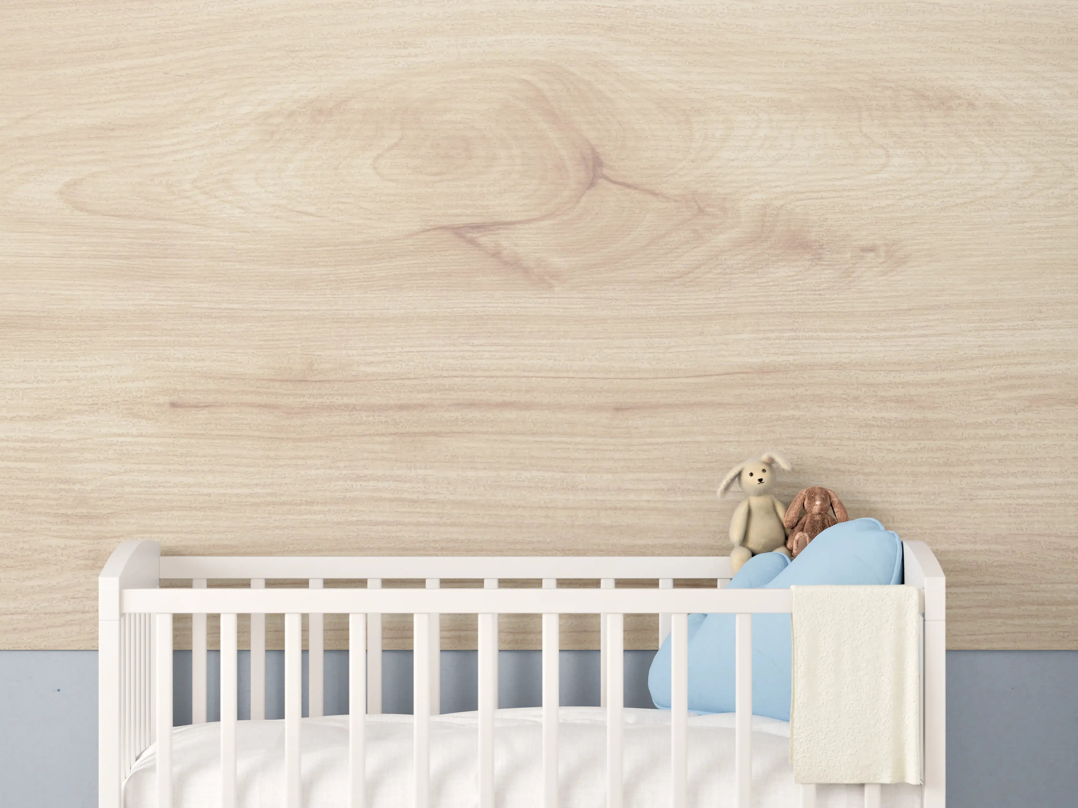 Babyzimmer Wandgestaltung - Hellweise Holzoptik mit feinen Maserungen