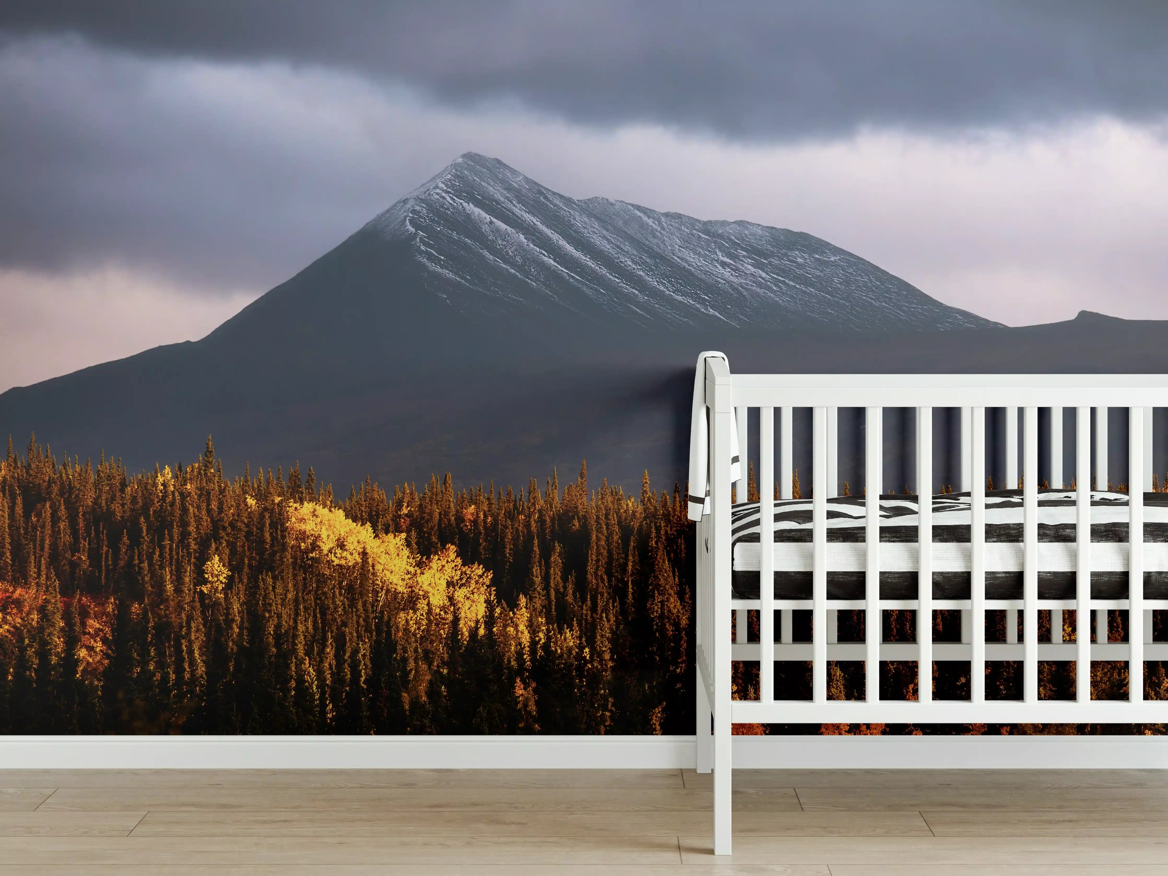Babyzimmer Wandgestaltung - Herbst Berge Wald Lichtspiel