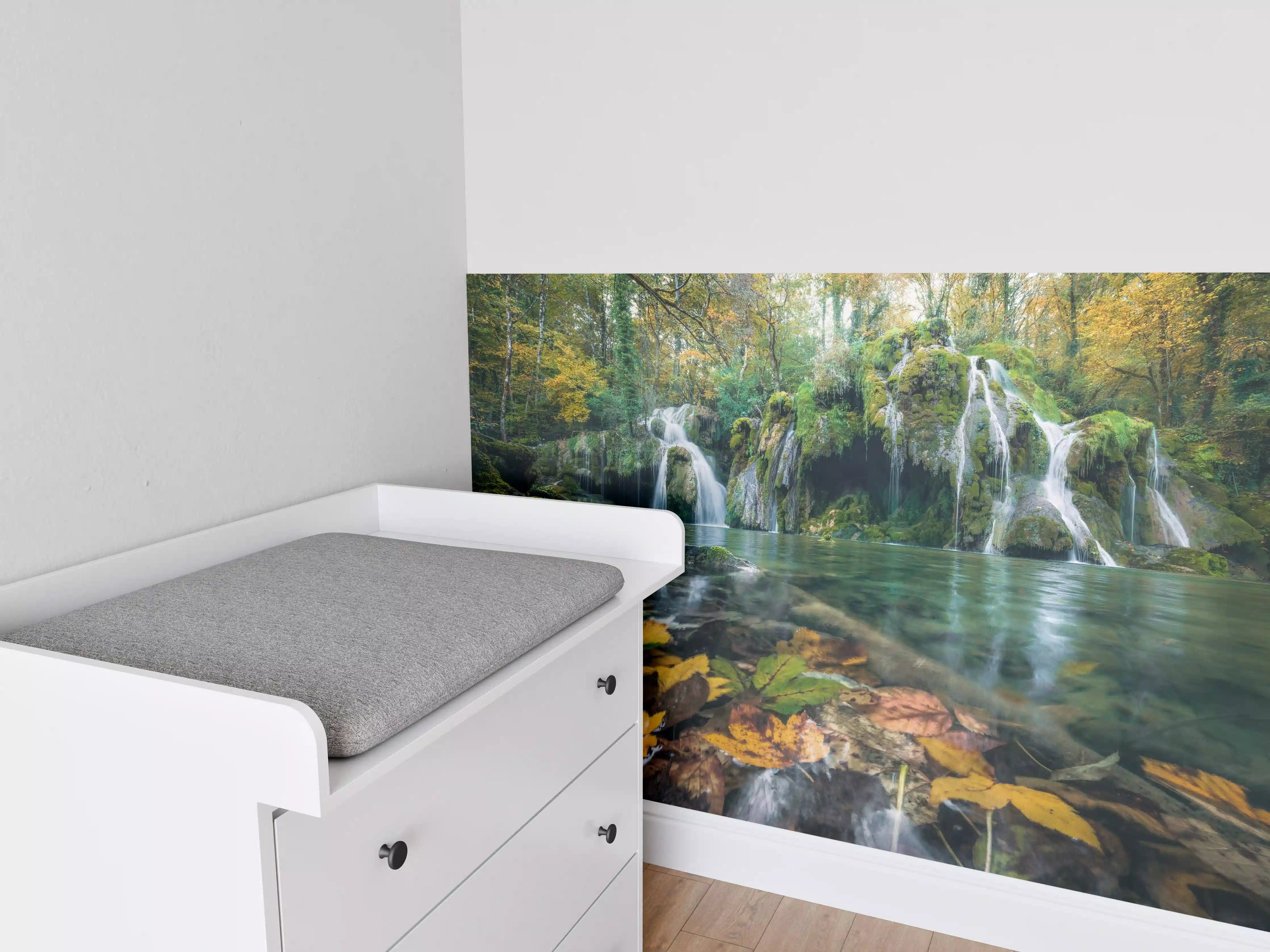 Babyzimmer Wandgestaltung - Herbstblätter im See