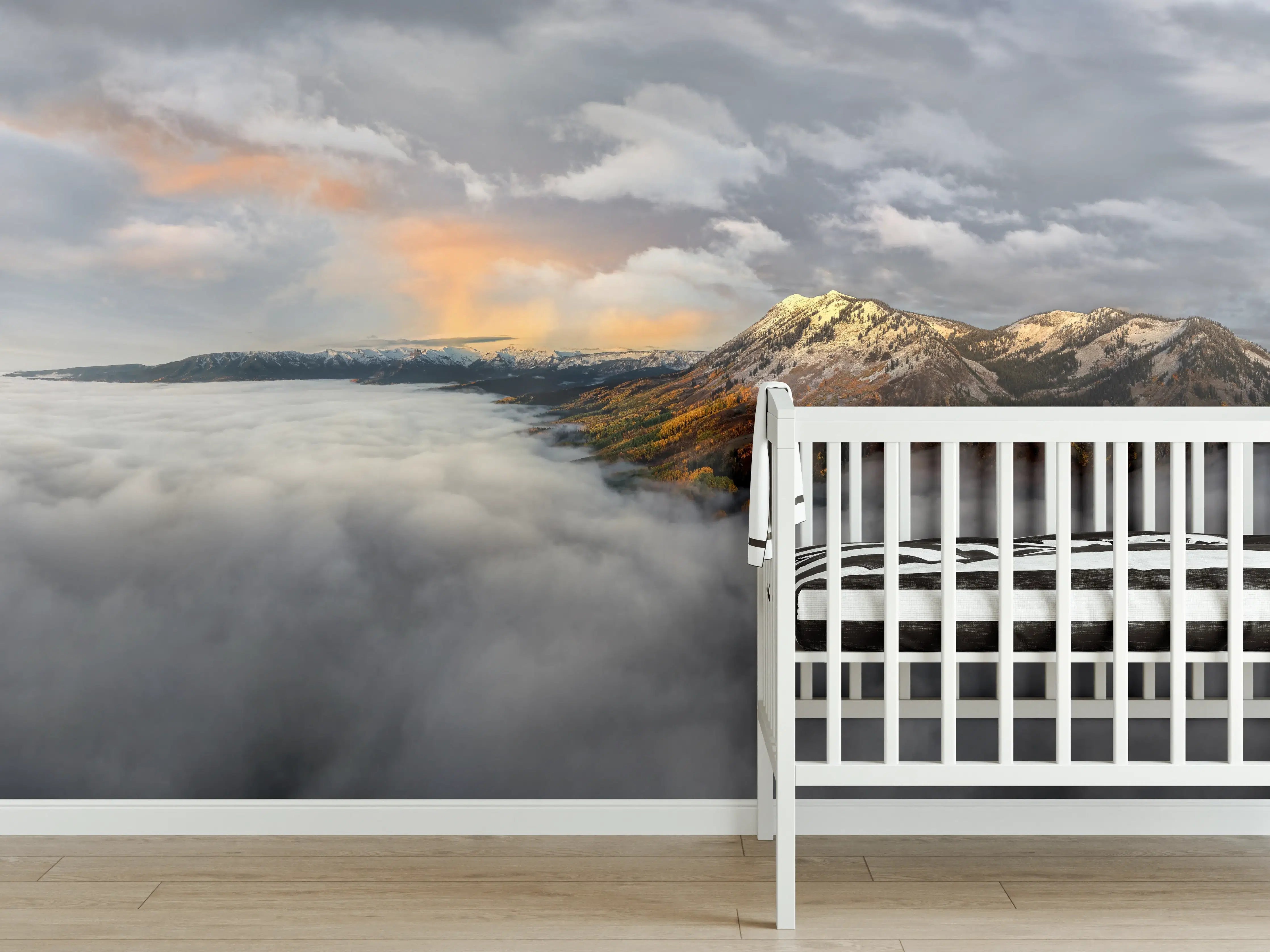 Babyzimmer Wandgestaltung - Herbstliche Berglandschaft Nebel