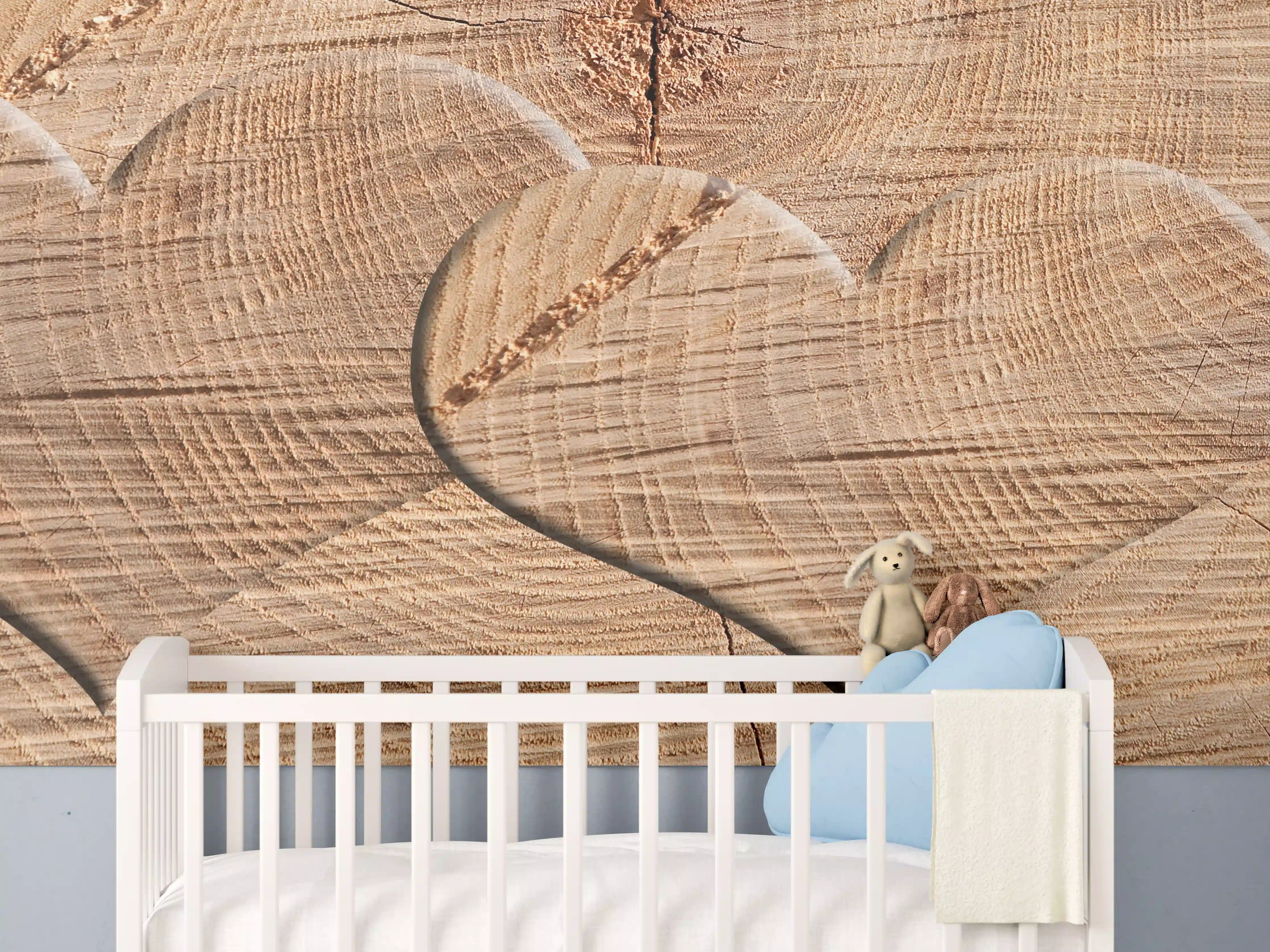 Babyzimmer Wandgestaltung - Herzförmige Holzgravuren auf Naturholz