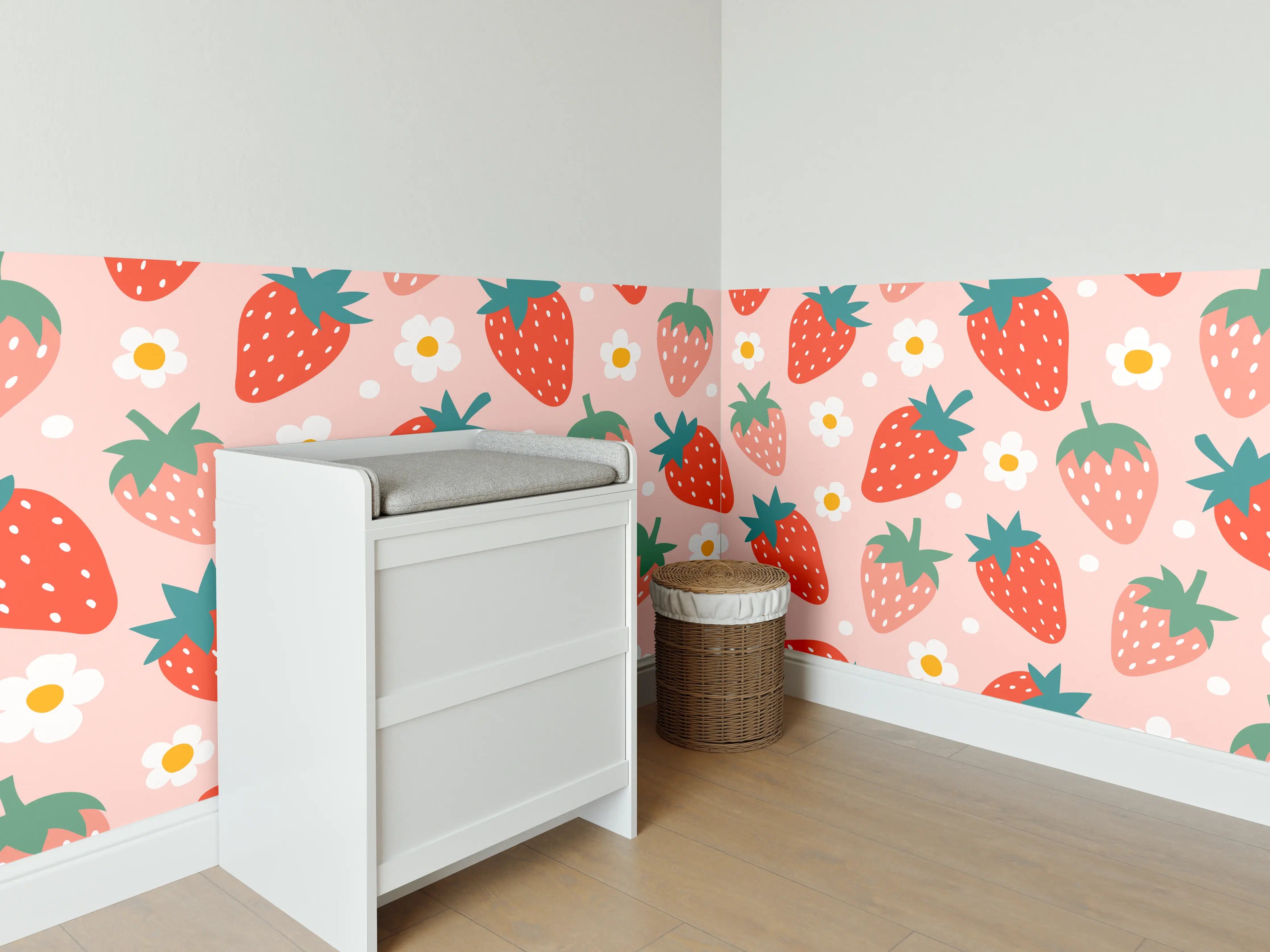Babyzimmer Wandgestaltung - Himbeeren auf pastellfarbenem Hintergrund