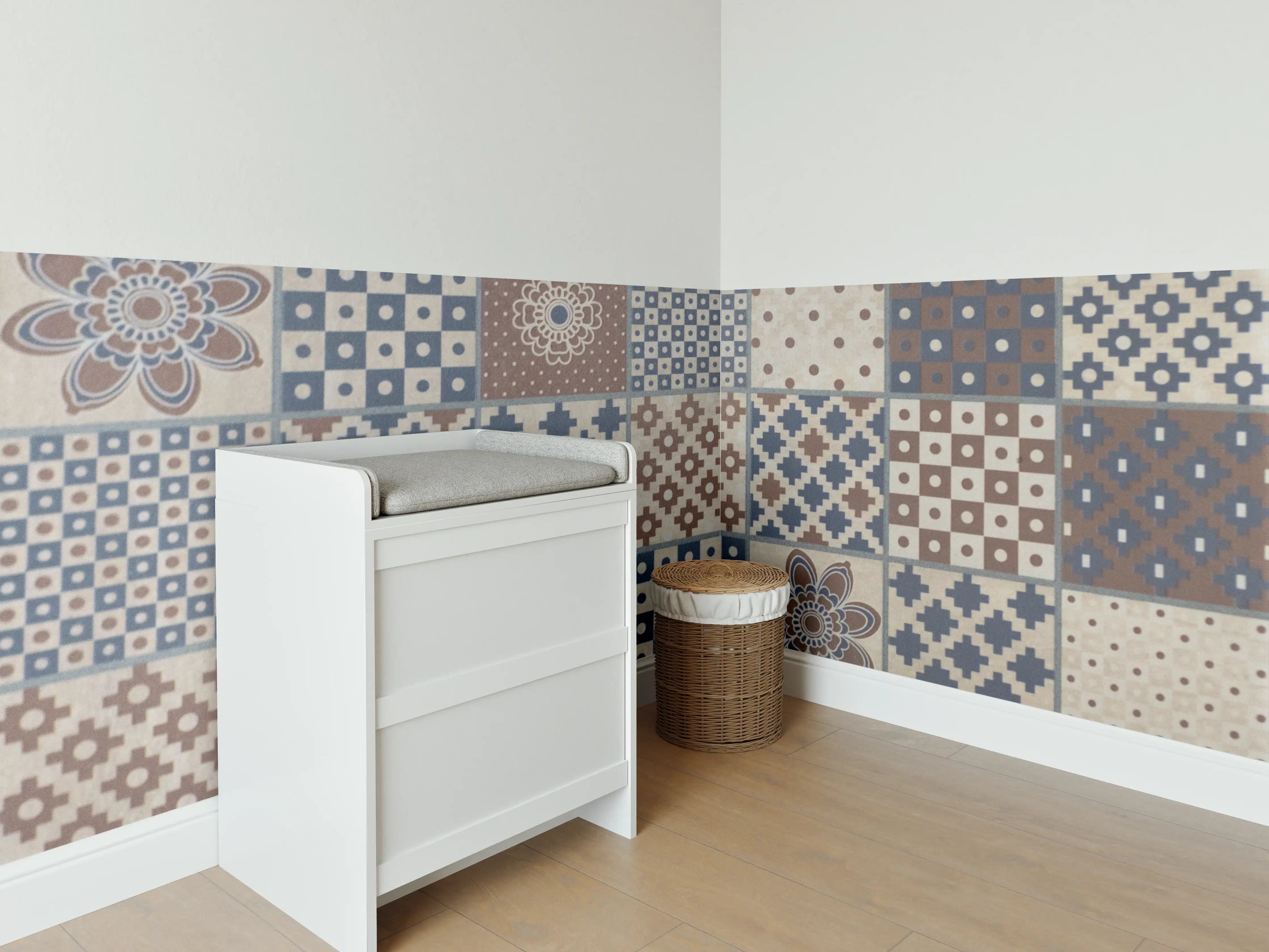 Babyzimmer Wandgestaltung - Historische Fliesenmuster in Blau und Braun