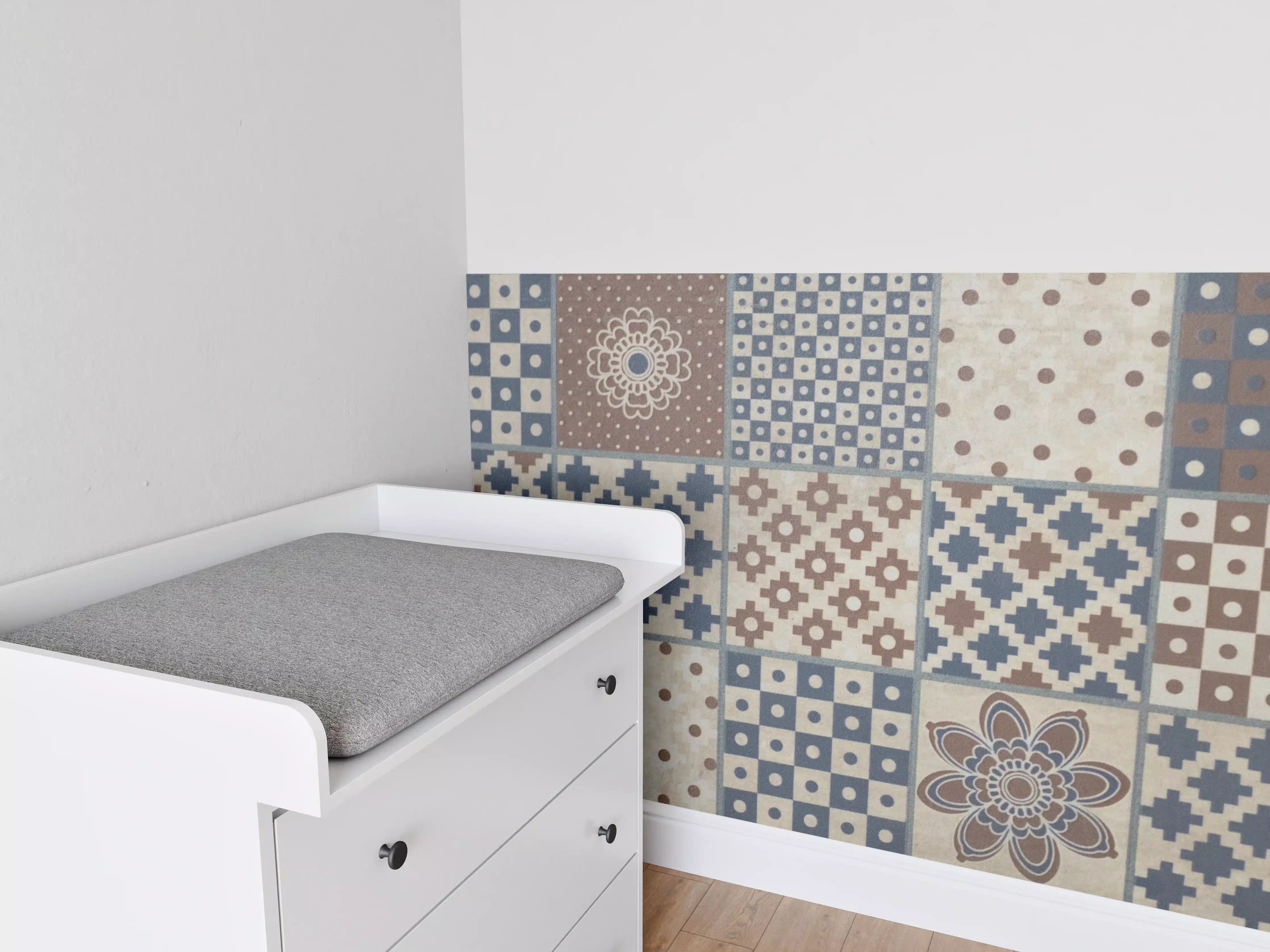 Babyzimmer Wandgestaltung - Historische Fliesenmuster in Blau und Braun