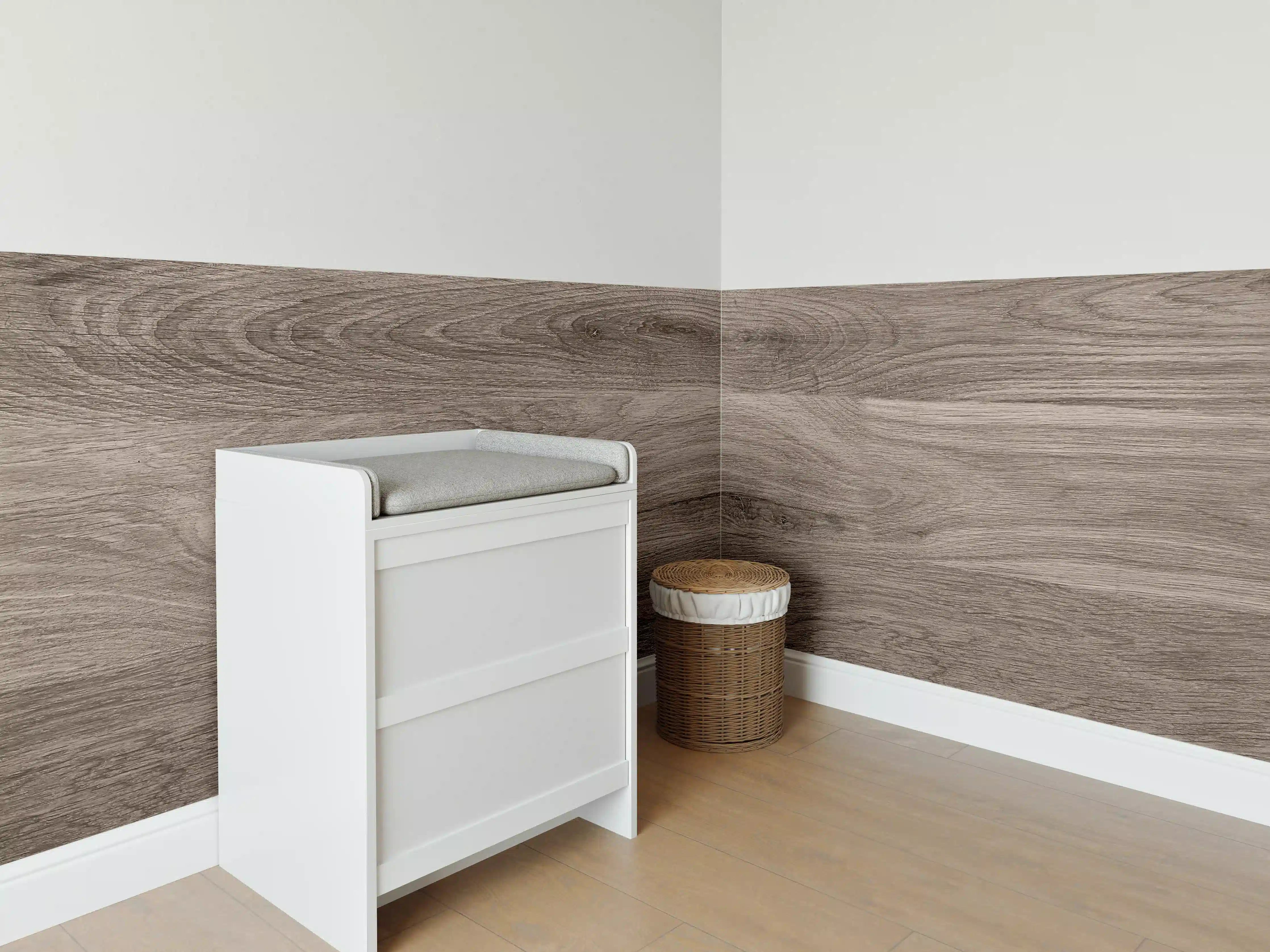 Babyzimmer Wandgestaltung - Hochwertige Holzbodenoptik in warmen Naturtönen