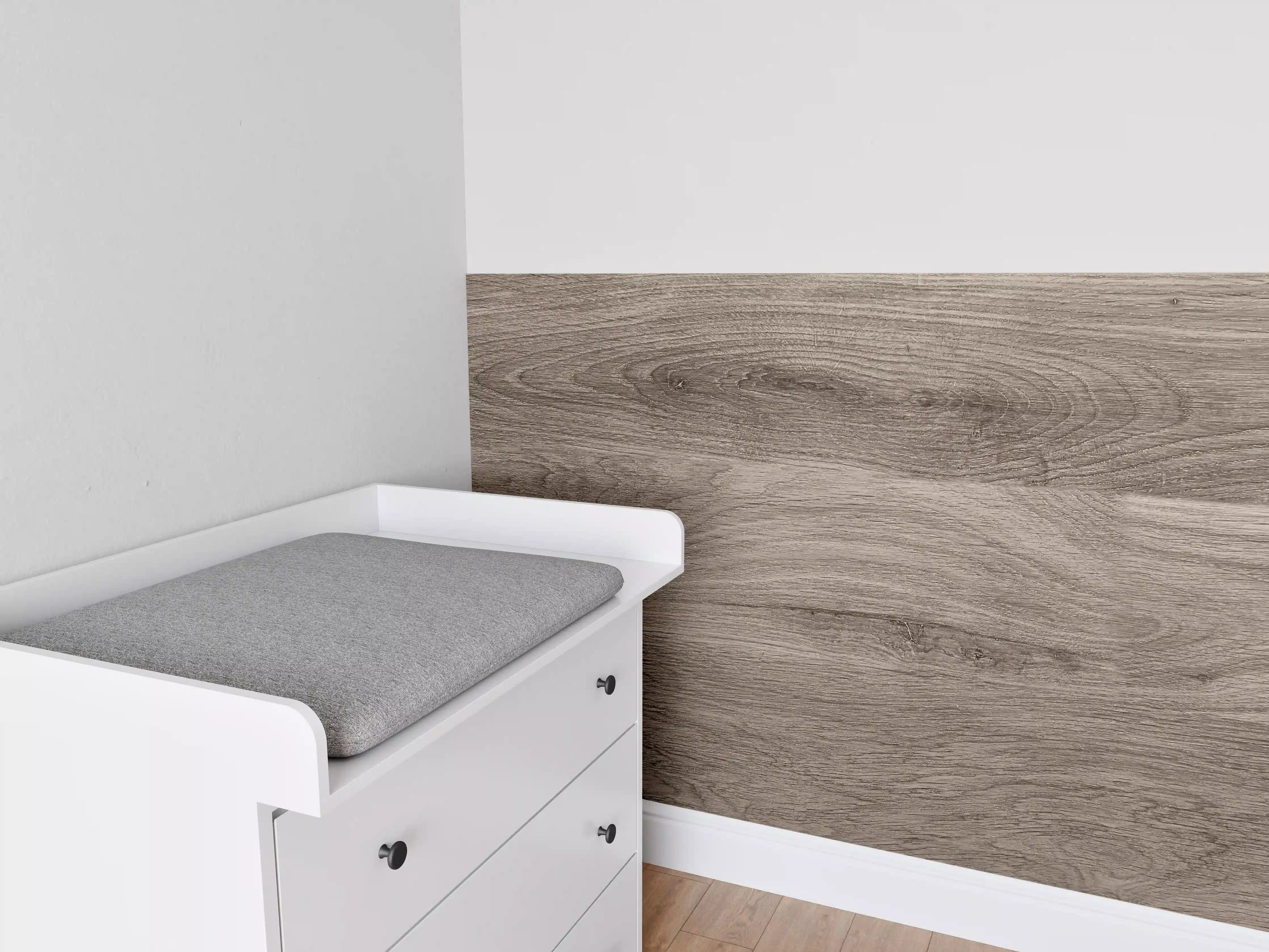 Babyzimmer Wandgestaltung - Hochwertige Holzbodenoptik in warmen Naturtönen