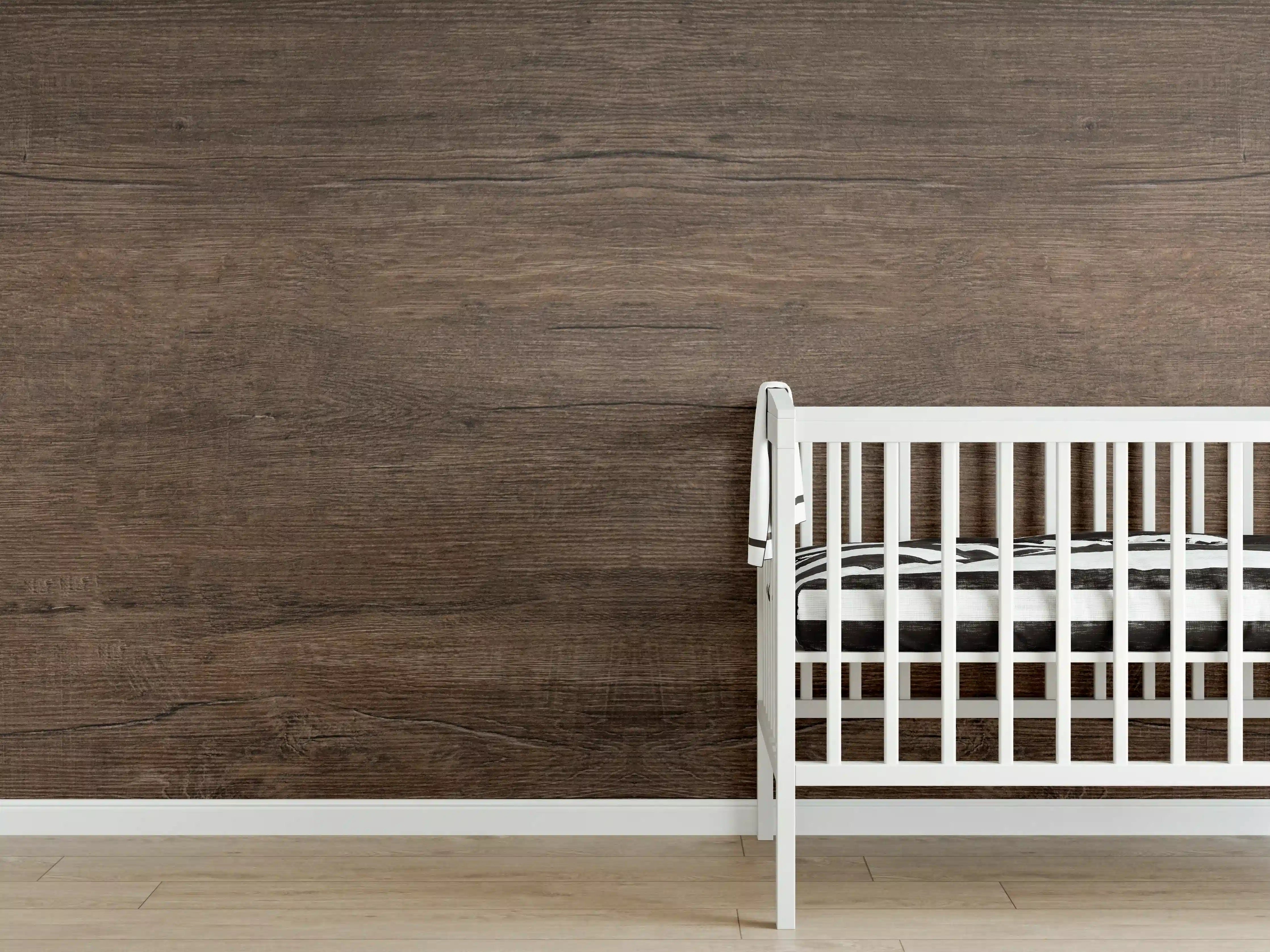 Babyzimmer Wandgestaltung - Holzoptik in warmen Brauntönen