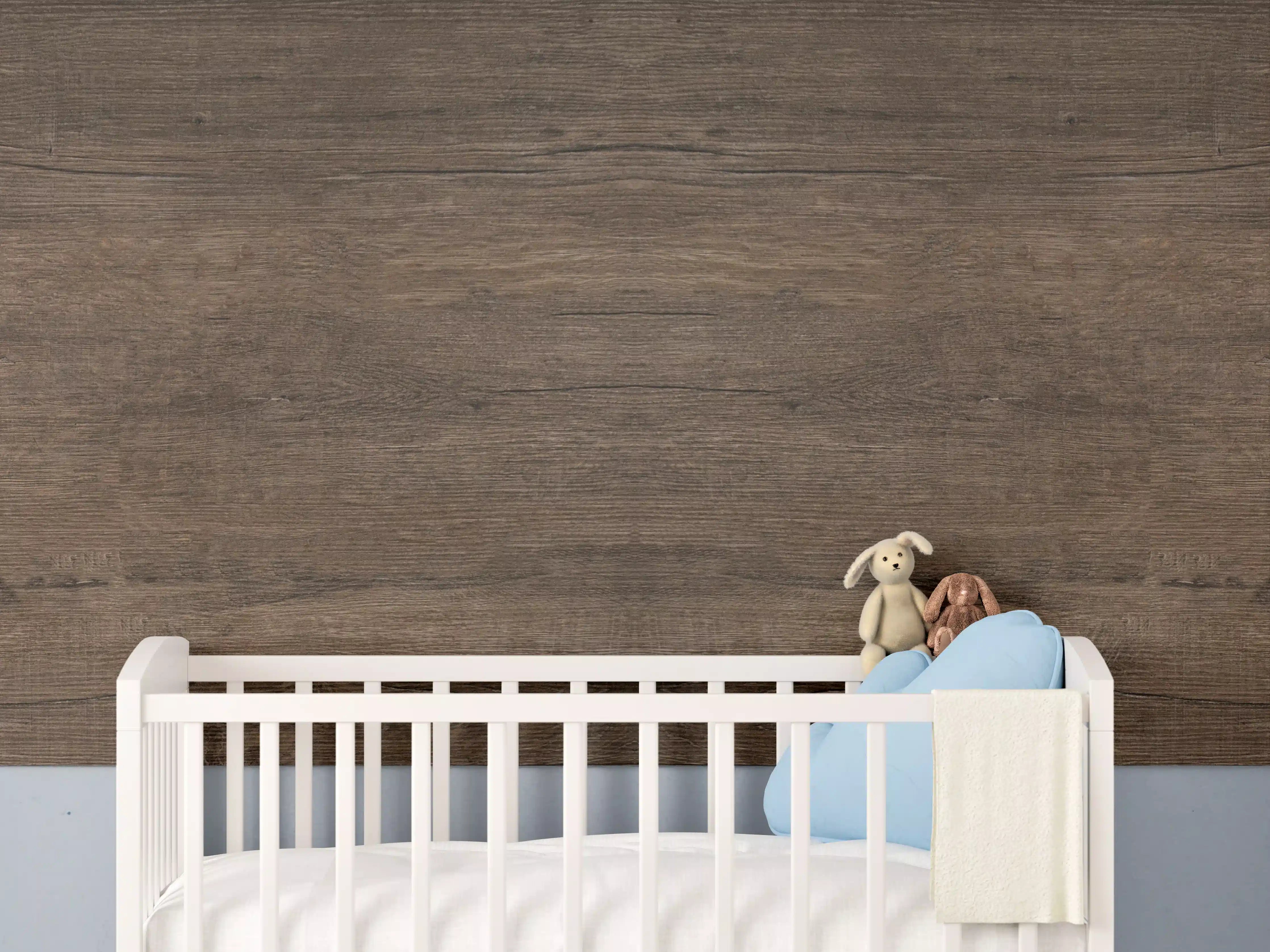 Babyzimmer Wandgestaltung - Holzoptik in warmen Brauntönen