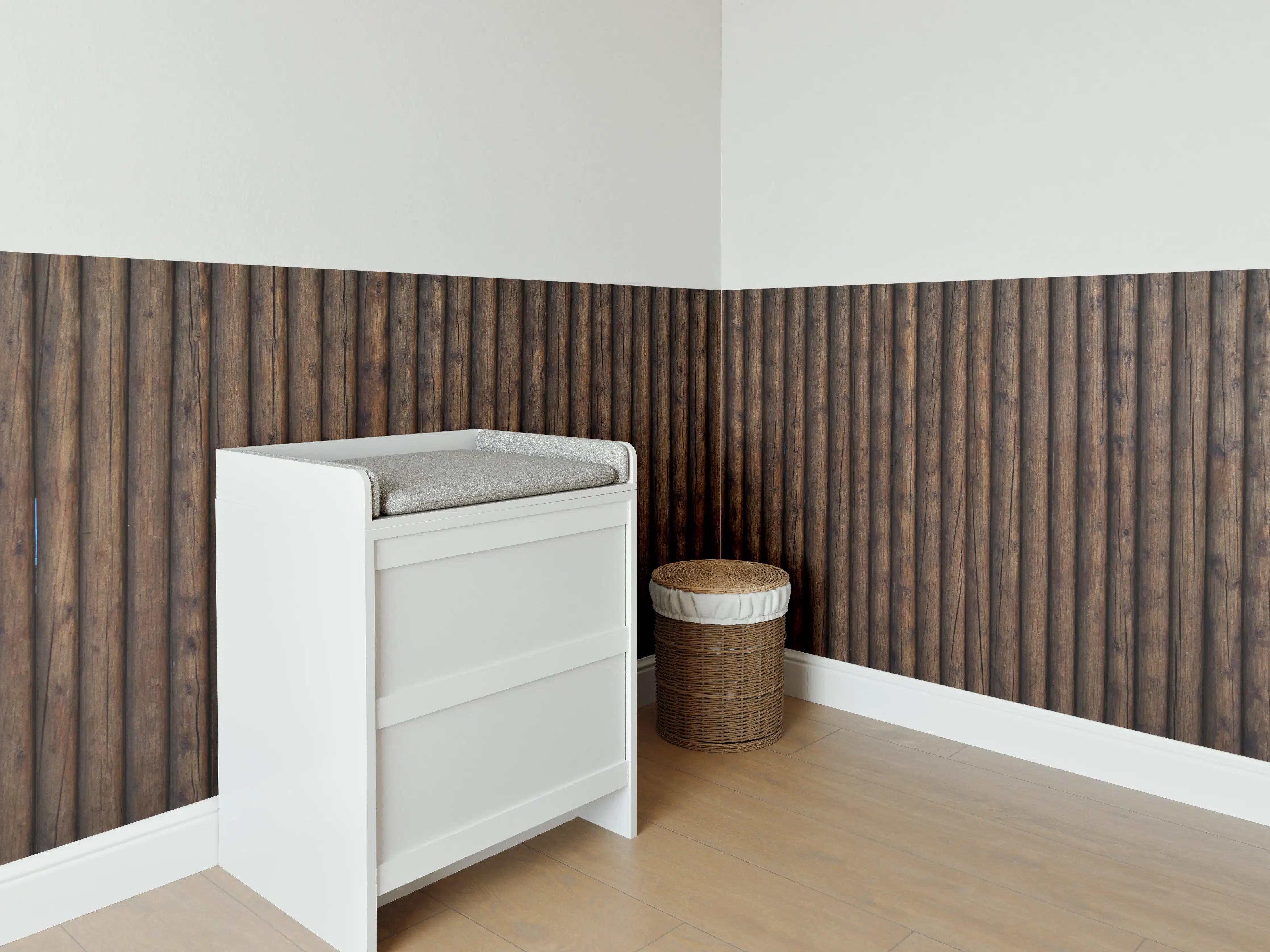 Babyzimmer Wandgestaltung - Holzoptik mit dunklen, geraden Linien