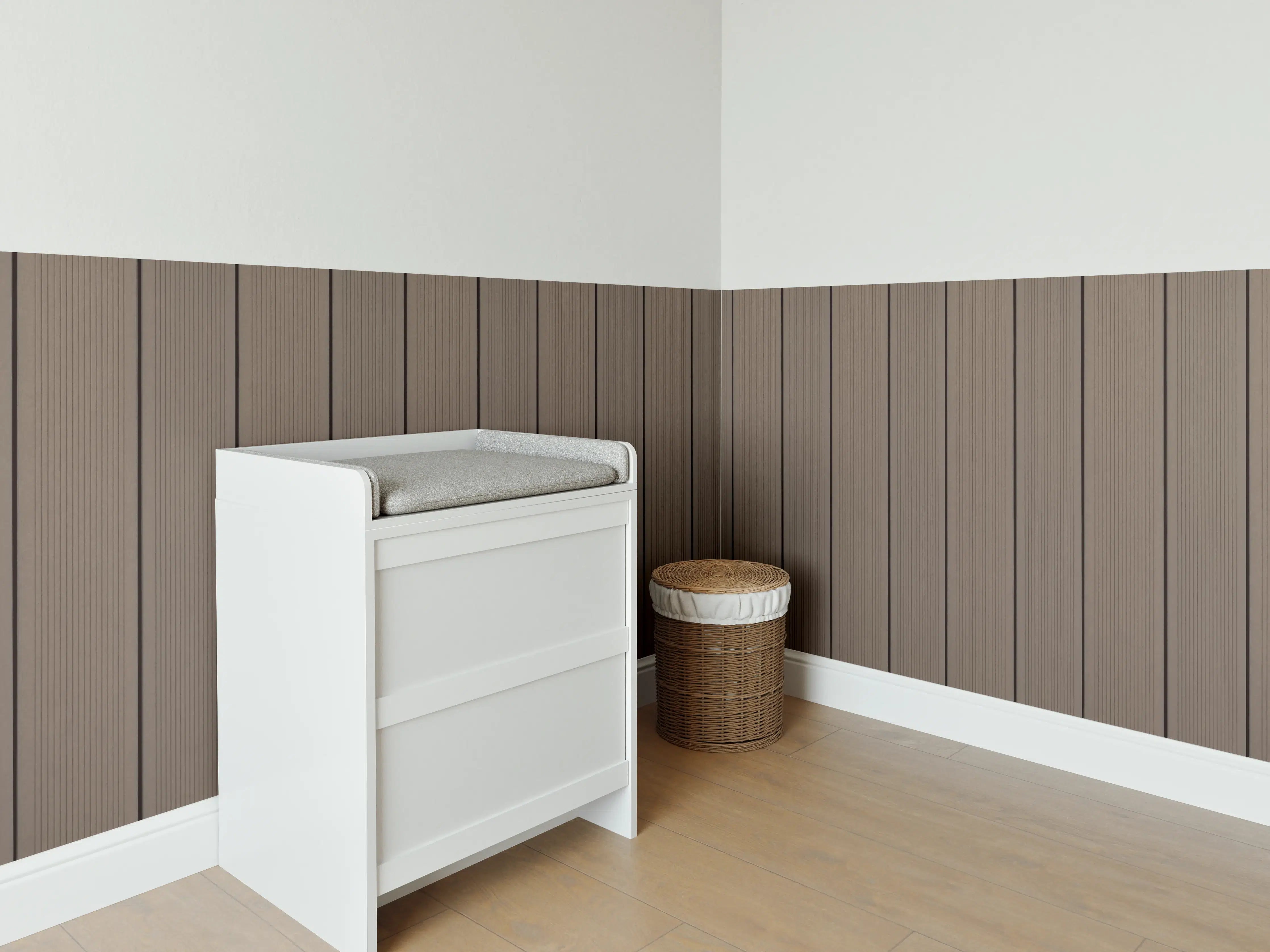 Babyzimmer Wandgestaltung - Holzpaneele in warmen Brauntönen