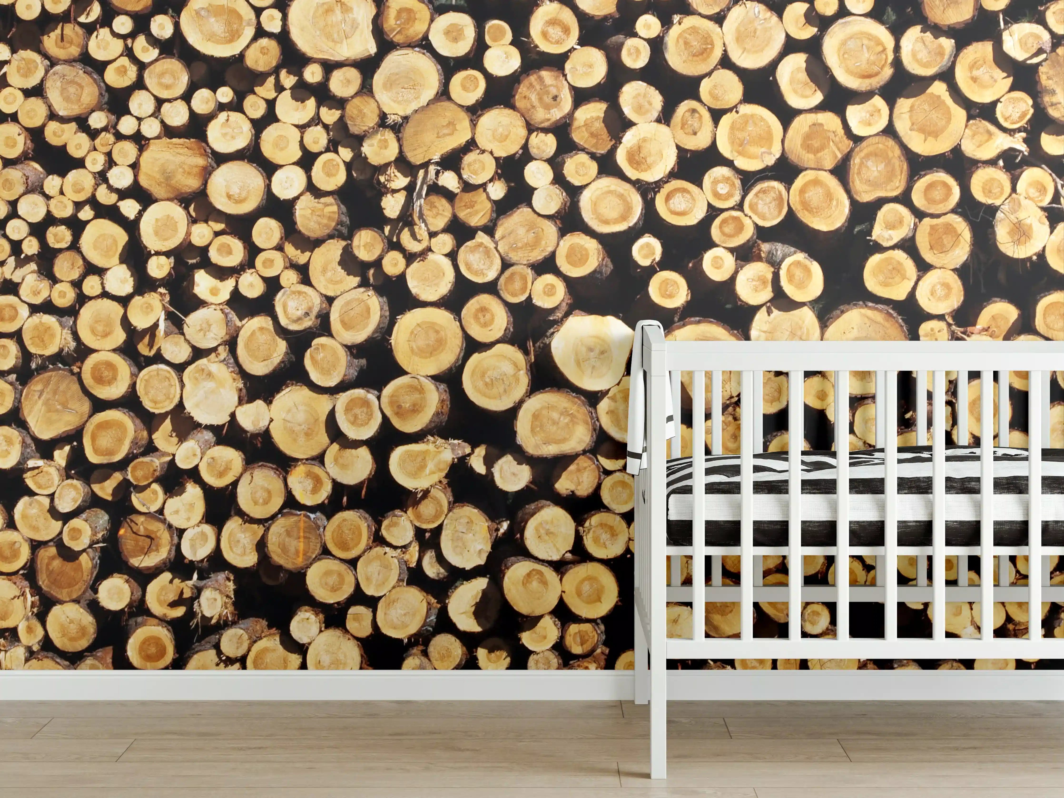 Babyzimmer Wandgestaltung - Holzstämme mit warmen Tönen