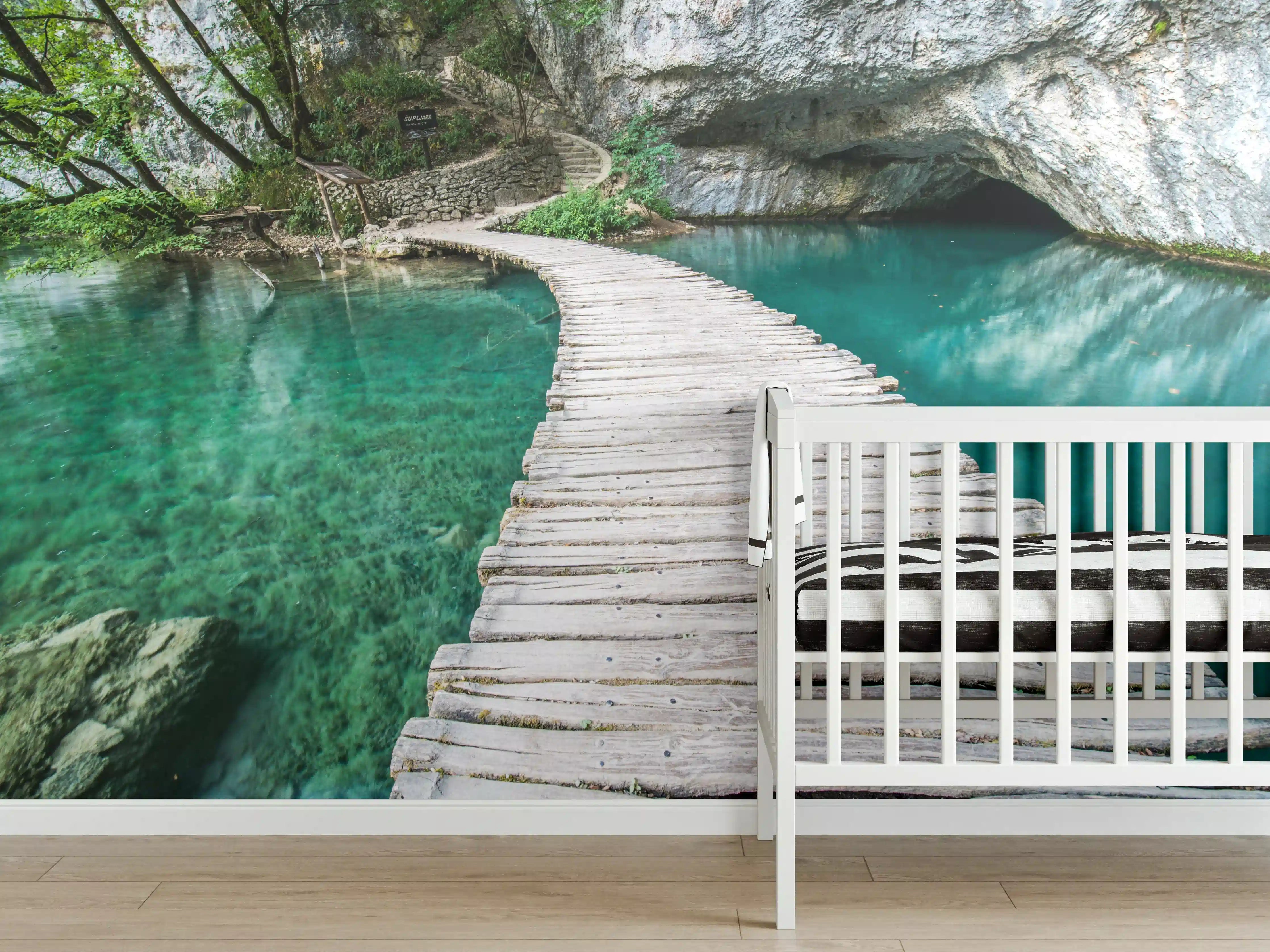 Babyzimmer Wandgestaltung - Holzsteg über türkisfarbenem Wasser