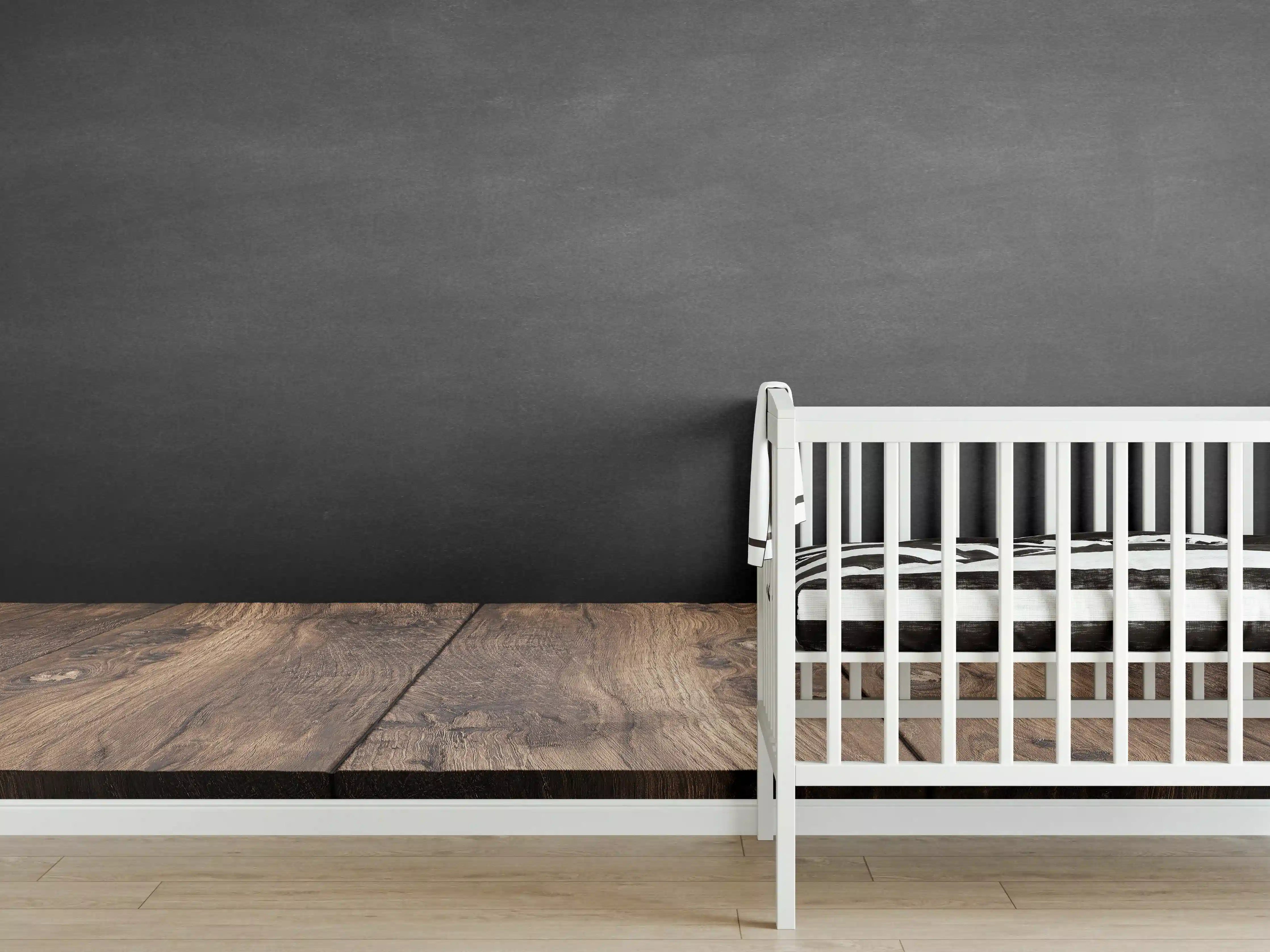 Babyzimmer Wandgestaltung - Holztisch mit schwarzer Wandtafel