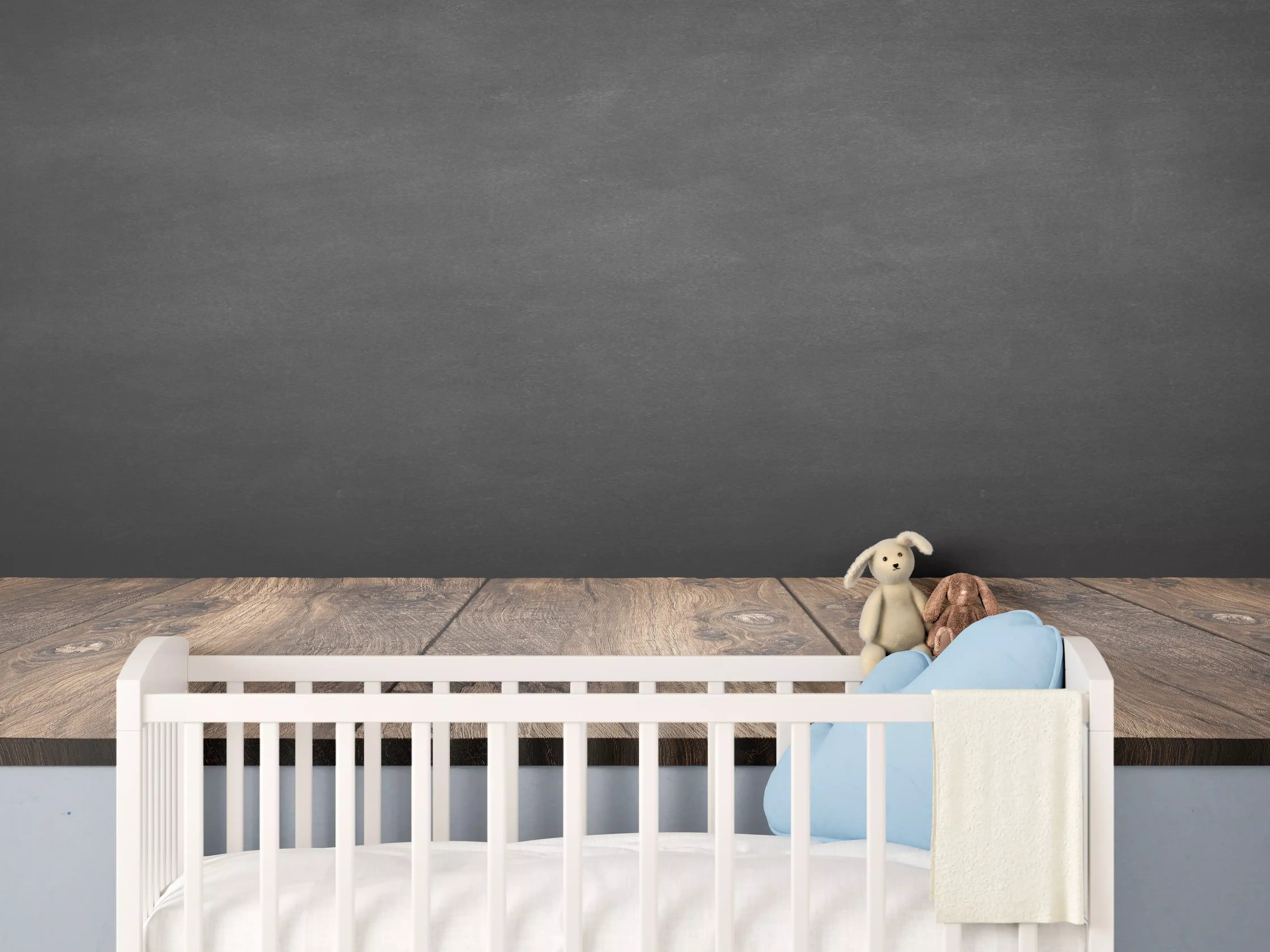 Babyzimmer Wandgestaltung - Holztisch mit schwarzer Wandtafel